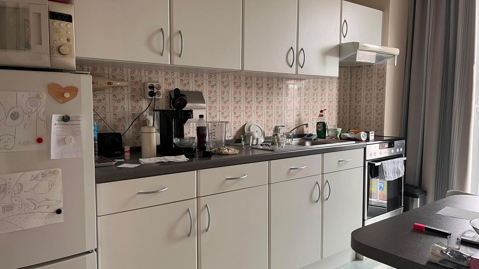 Cet appartement est situé Parkpoort, au troisième étage, ce qui vous donne une belle vue sur le Philipssite et la région environnante depuis le salon.  En plus de la salle de séjour lumineuse, il y a une cuisine installée avec une nouvelle cuisiniè