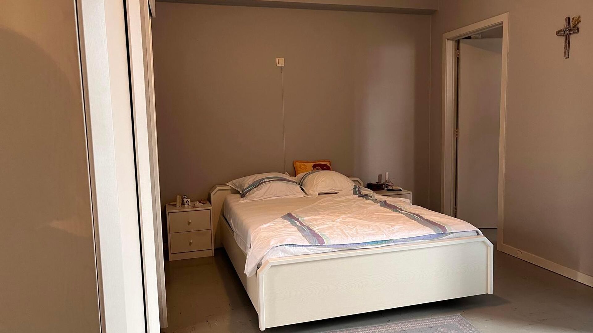 Cet appartement est situé Parkpoort, au troisième étage, ce qui vous donne une belle vue sur le Philipssite et la région environnante depuis le salon.  En plus de la salle de séjour lumineuse, il y a une cuisine installée avec une nouvelle cuisiniè