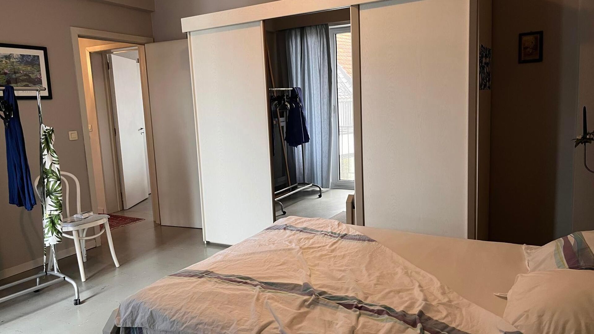 Cet appartement est situé Parkpoort, au troisième étage, ce qui vous donne une belle vue sur le Philipssite et la région environnante depuis le salon.  En plus de la salle de séjour lumineuse, il y a une cuisine installée avec une nouvelle cuisiniè