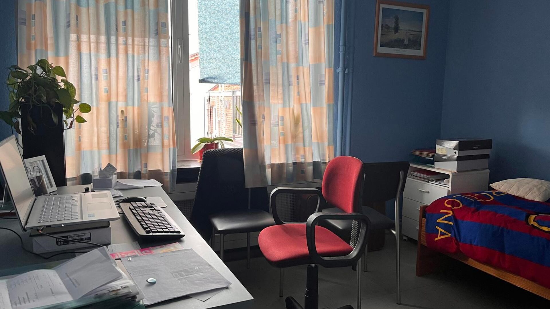Cet appartement est situé Parkpoort, au troisième étage, ce qui vous donne une belle vue sur le Philipssite et la région environnante depuis le salon.  En plus de la salle de séjour lumineuse, il y a une cuisine installée avec une nouvelle cuisiniè