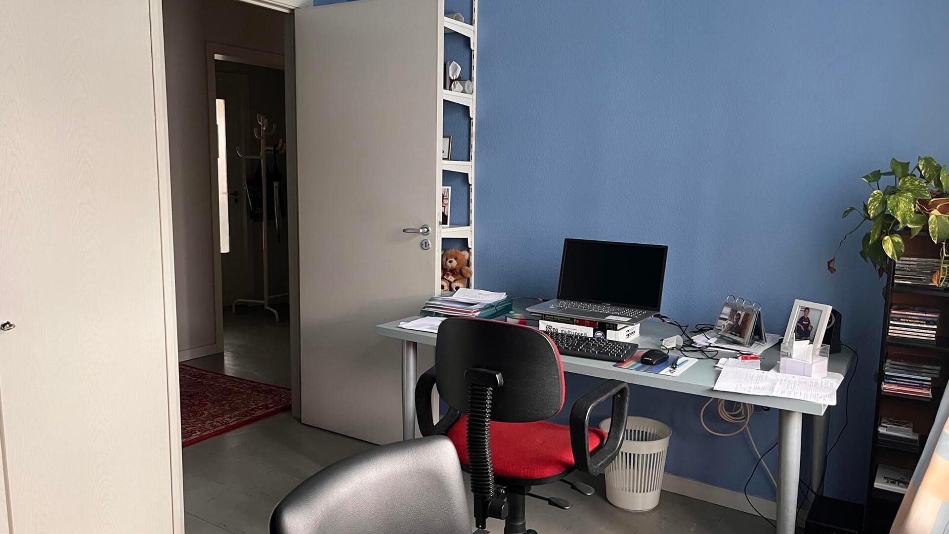 Cet appartement est situé Parkpoort, au troisième étage, ce qui vous donne une belle vue sur le Philipssite et la région environnante depuis le salon.  En plus de la salle de séjour lumineuse, il y a une cuisine installée avec une nouvelle cuisiniè