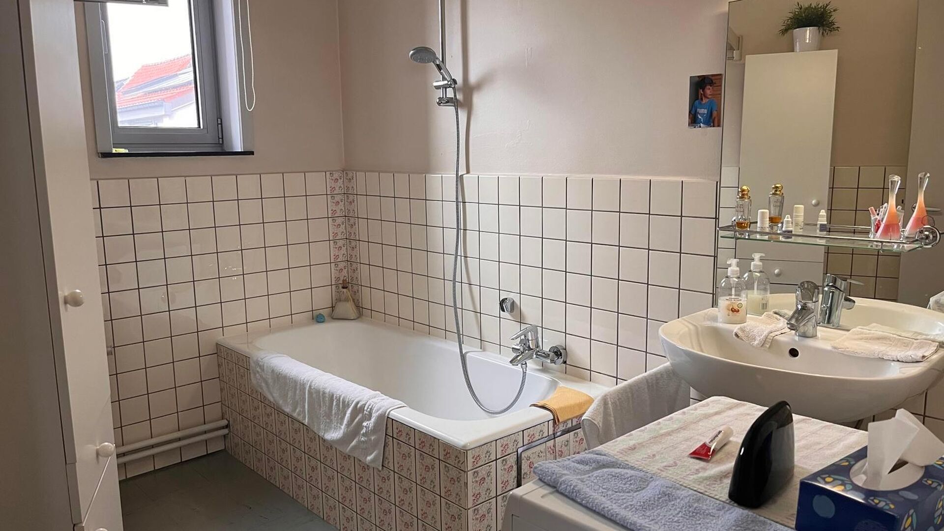 Cet appartement est situé Parkpoort, au troisième étage, ce qui vous donne une belle vue sur le Philipssite et la région environnante depuis le salon.  En plus de la salle de séjour lumineuse, il y a une cuisine installée avec une nouvelle cuisiniè