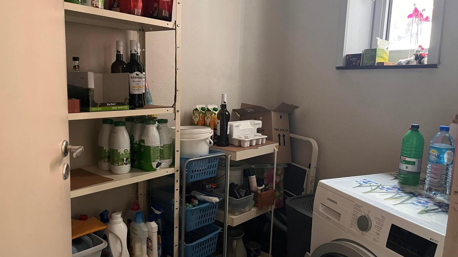 Cet appartement est situé Parkpoort, au troisième étage, ce qui vous donne une belle vue sur le Philipssite et la région environnante depuis le salon.  En plus de la salle de séjour lumineuse, il y a une cuisine installée avec une nouvelle cuisiniè