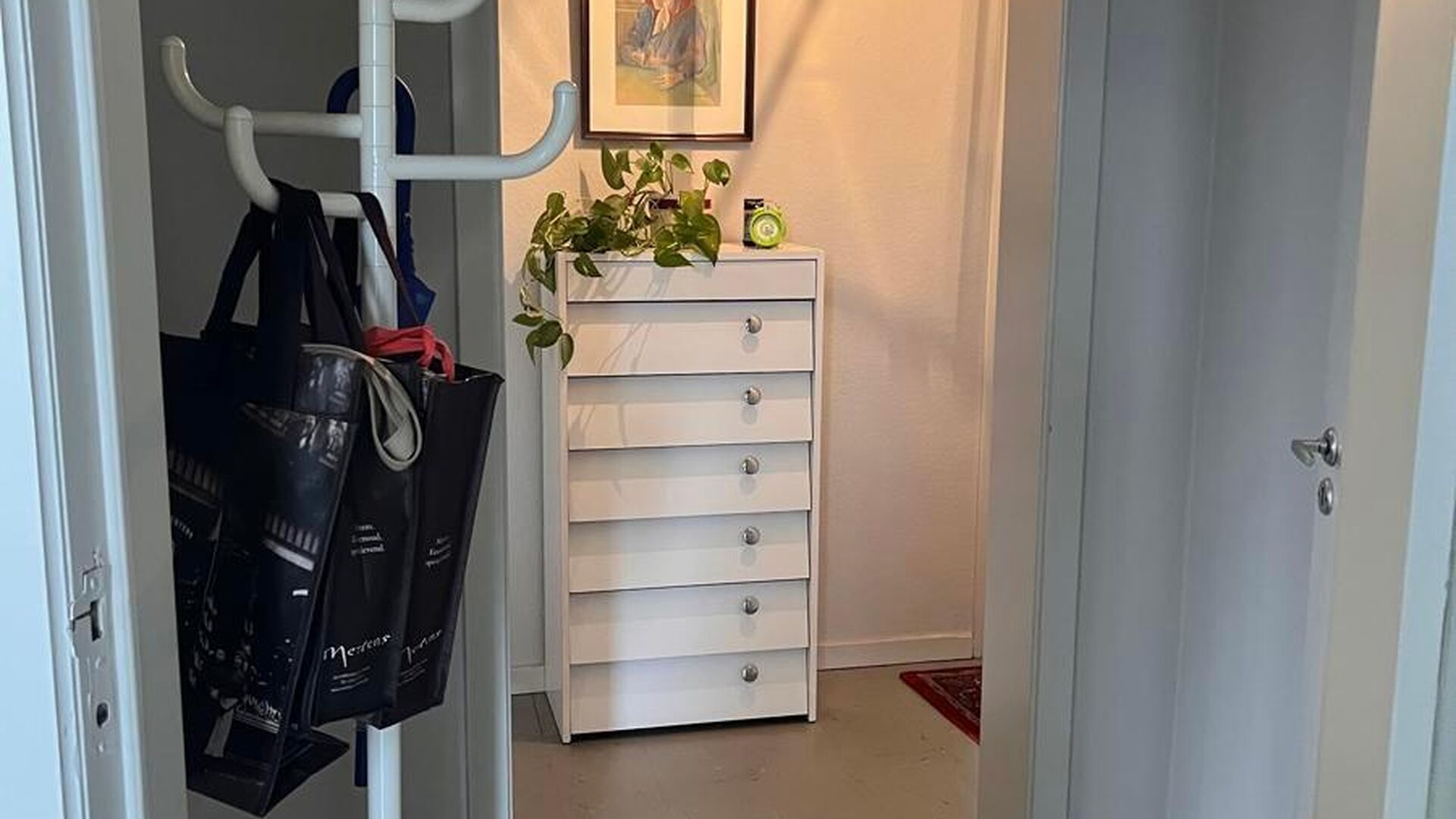Cet appartement est situé Parkpoort, au troisième étage, ce qui vous donne une belle vue sur le Philipssite et la région environnante depuis le salon.  En plus de la salle de séjour lumineuse, il y a une cuisine installée avec une nouvelle cuisiniè