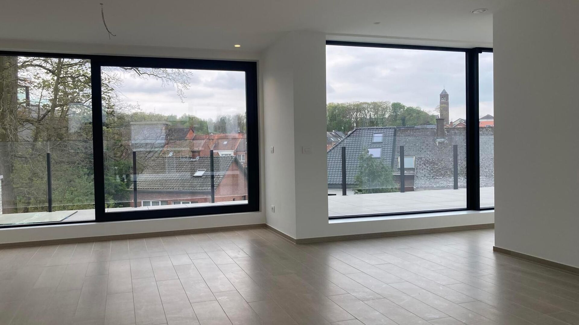 Cette petite r&eacute;sidence de luxe abrite 8 appartements, dont ce penthouse en duplex au premier et au deuxi&egrave;me &eacute;tage. L'appartement se compose d'un hall d'entr&eacute;e (l'ascenseur acc&egrave;de &agrave; l'appartement) au deuxi&egrave;me &eacute;tage avec des toilettes s&eacute;par&eacute;es, un