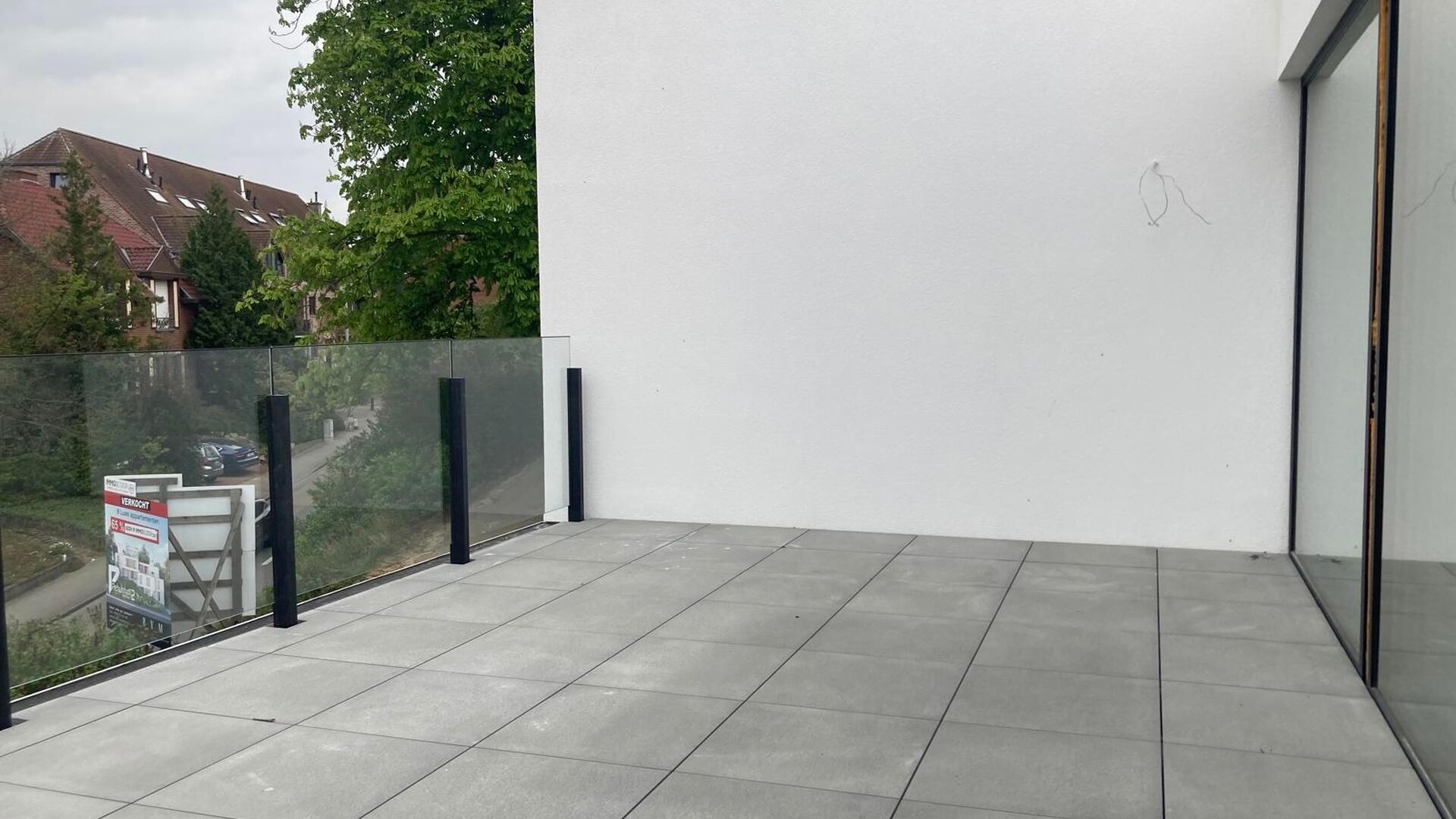 Cette petite r&eacute;sidence de luxe abrite 8 appartements, dont ce penthouse en duplex au premier et au deuxi&egrave;me &eacute;tage. L'appartement se compose d'un hall d'entr&eacute;e (l'ascenseur acc&egrave;de &agrave; l'appartement) au deuxi&egrave;me &eacute;tage avec des toilettes s&eacute;par&eacute;es, un