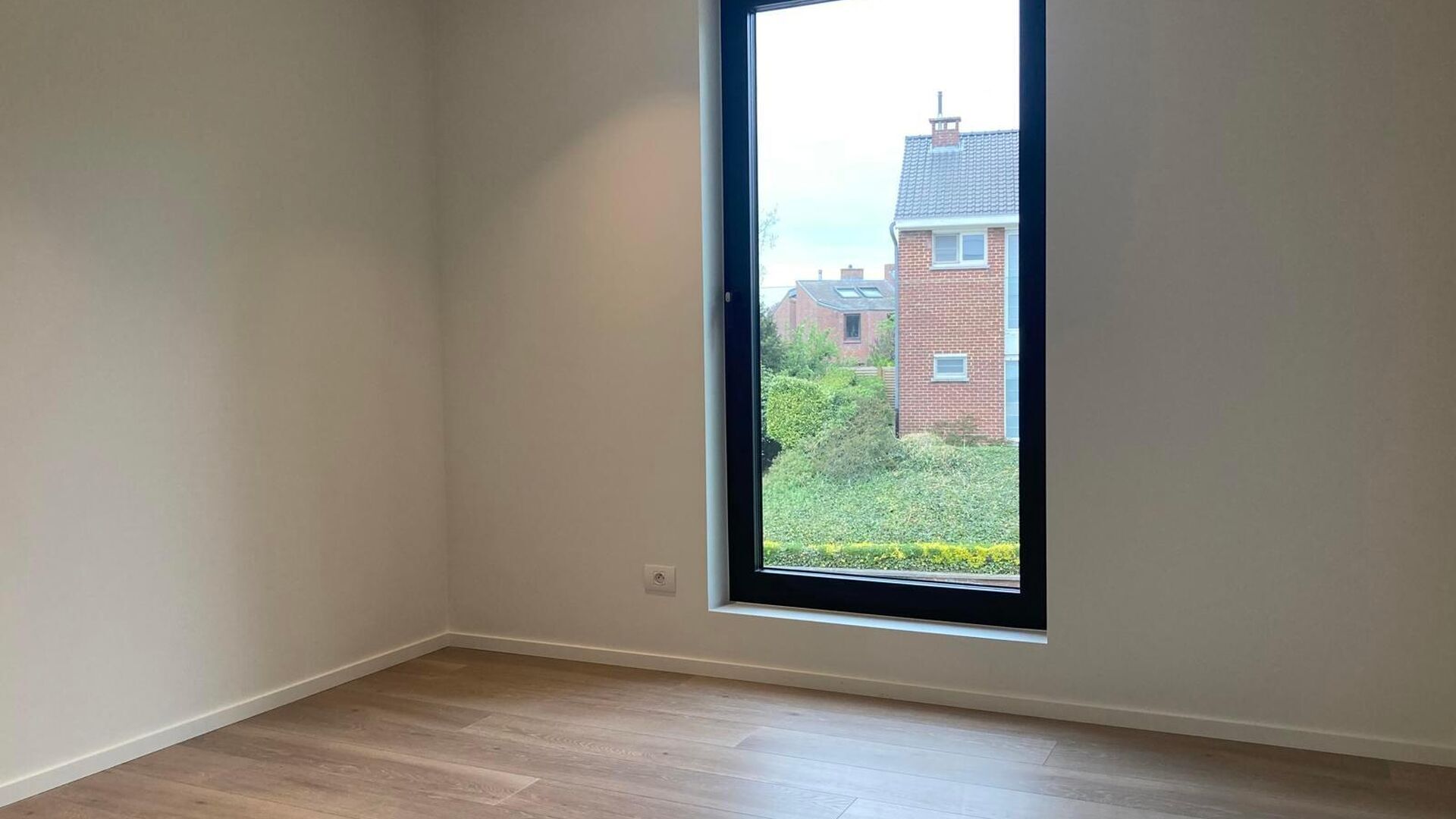 Cette petite r&eacute;sidence de luxe abrite 8 appartements, dont ce penthouse en duplex au premier et au deuxi&egrave;me &eacute;tage. L'appartement se compose d'un hall d'entr&eacute;e (l'ascenseur acc&egrave;de &agrave; l'appartement) au deuxi&egrave;me &eacute;tage avec des toilettes s&eacute;par&eacute;es, un