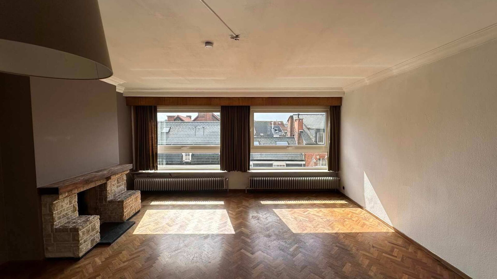 Cet appartement situ&eacute; au cinqui&egrave;me &eacute;tage b&eacute;n&eacute;ficie d'un emplacement id&eacute;al dans le centre anim&eacute; de Louvain, &agrave; deux pas de la Grand-Place, du March&eacute; aux Poissons, des transports en commun et de nombreux commerces et &eacute;tablissements de restauration.