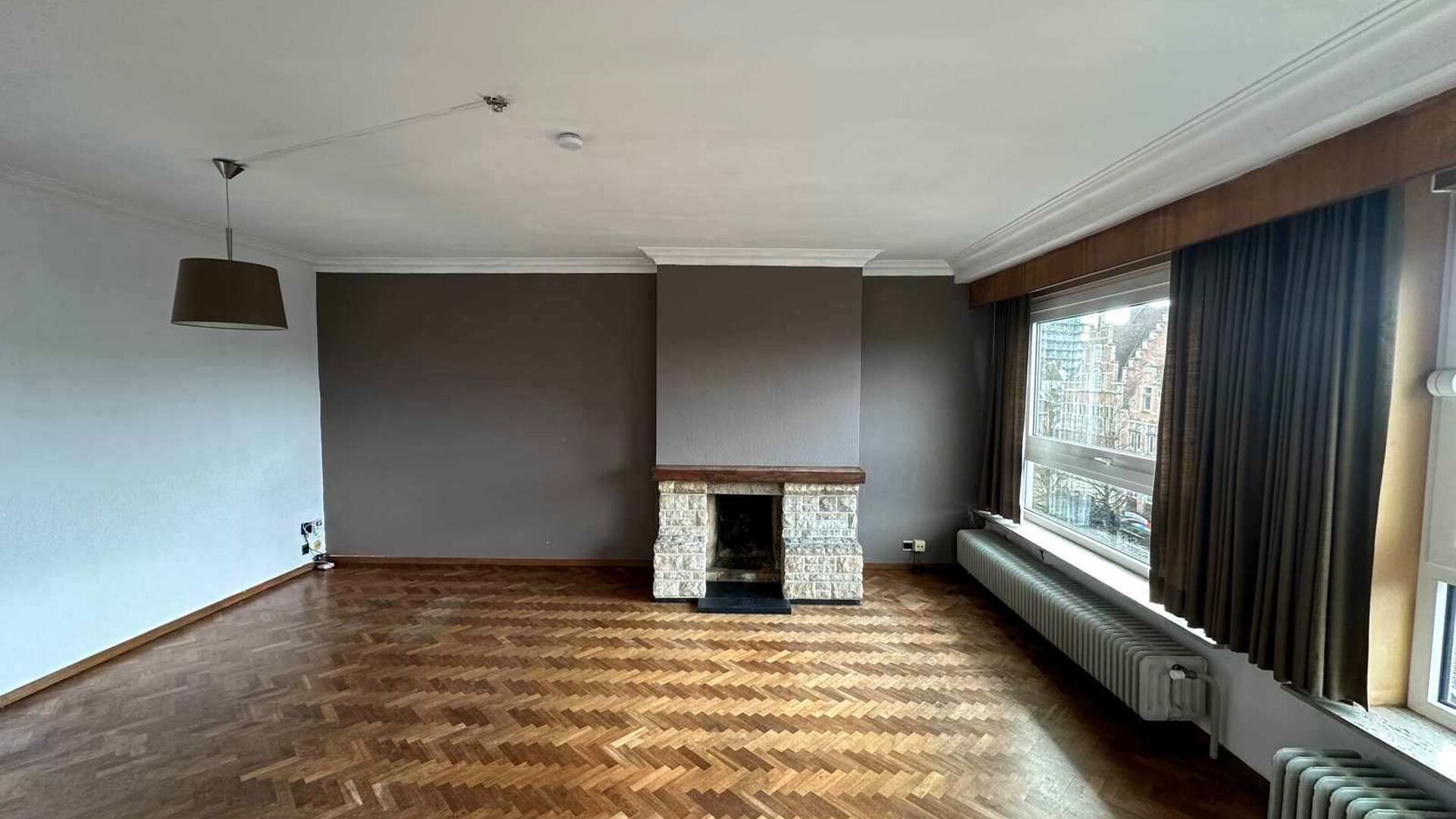 Cet appartement situ&eacute; au cinqui&egrave;me &eacute;tage b&eacute;n&eacute;ficie d'un emplacement id&eacute;al dans le centre anim&eacute; de Louvain, &agrave; deux pas de la Grand-Place, du March&eacute; aux Poissons, des transports en commun et de nombreux commerces et &eacute;tablissements de restauration.