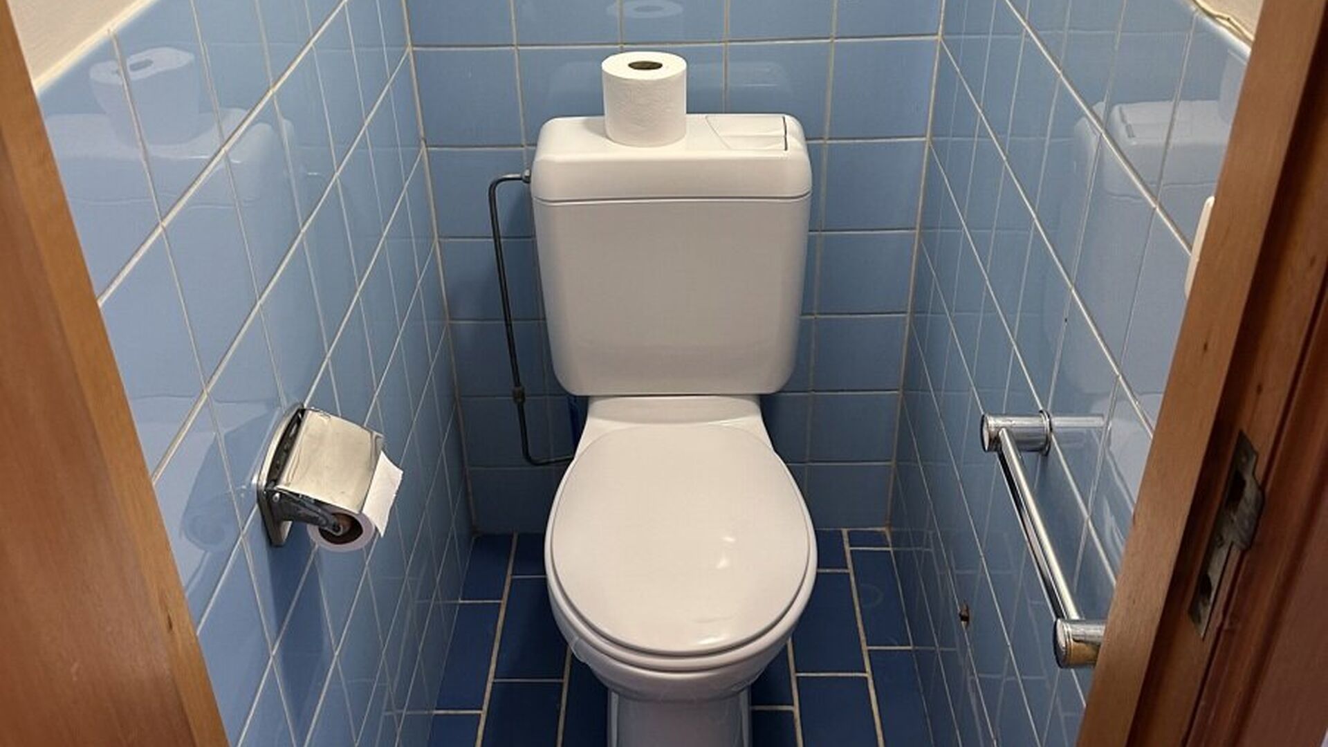 Cet appartement situ&eacute; au cinqui&egrave;me &eacute;tage b&eacute;n&eacute;ficie d'un emplacement id&eacute;al dans le centre anim&eacute; de Louvain, &agrave; deux pas de la Grand-Place, du March&eacute; aux Poissons, des transports en commun et de nombreux commerces et &eacute;tablissements de restauration.