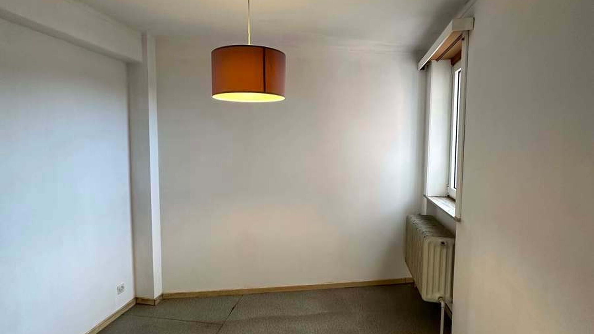 Cet appartement situ&eacute; au cinqui&egrave;me &eacute;tage b&eacute;n&eacute;ficie d'un emplacement id&eacute;al dans le centre anim&eacute; de Louvain, &agrave; deux pas de la Grand-Place, du March&eacute; aux Poissons, des transports en commun et de nombreux commerces et &eacute;tablissements de restauration.