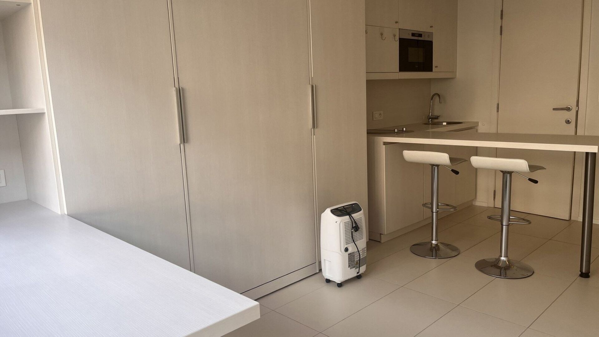 Bienvenue dans ce spacieux studio &eacute;tudiant situ&eacute; en plein c&oelig;ur de Louvain !

Ce grand studio dispose d&rsquo;une kitchenette &eacute;quip&eacute;e, de sanitaires privatifs et d&rsquo;un meuble int&eacute;gr&eacute; avec lit escamotable. Gr&acirc;ce aux grandes baies vitr&eacute;es, vous b&eacute;n&eacute;f