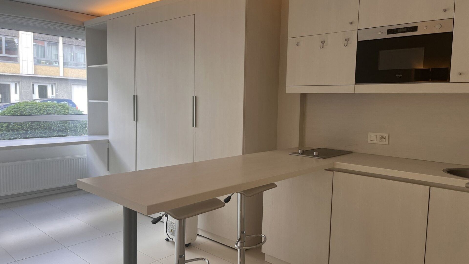 Bienvenue dans ce spacieux studio &eacute;tudiant situ&eacute; en plein c&oelig;ur de Louvain !

Ce grand studio dispose d&rsquo;une kitchenette &eacute;quip&eacute;e, de sanitaires privatifs et d&rsquo;un meuble int&eacute;gr&eacute; avec lit escamotable. Gr&acirc;ce aux grandes baies vitr&eacute;es, vous b&eacute;n&eacute;f