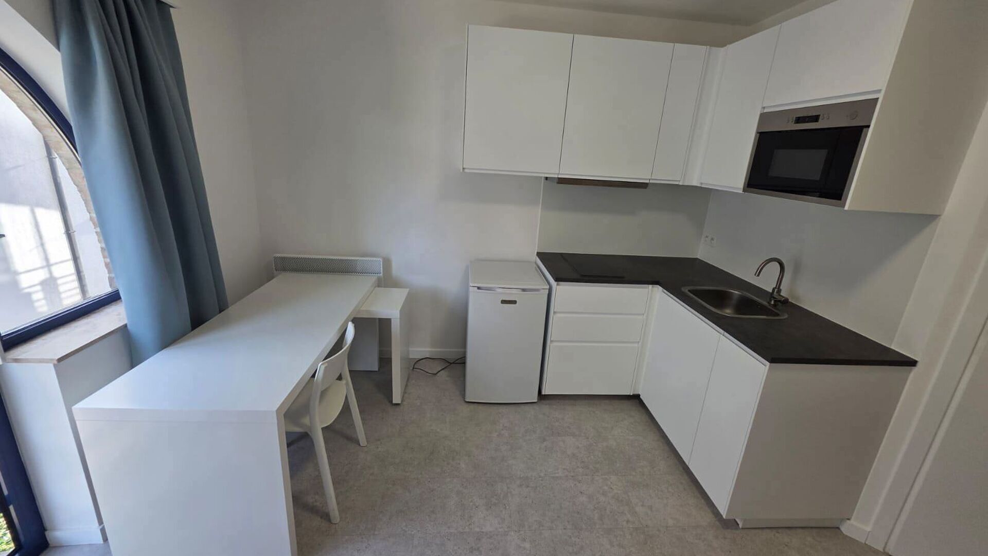 À deux pas de Louvain, ce magnifique studio situé dans la Leeuwerikenstraat, dans un quartier résidentiel calme à proximité de Heverlee, est disponible pour la prochaine année académique.
À distance de marche, vous trouverez un large choix de res