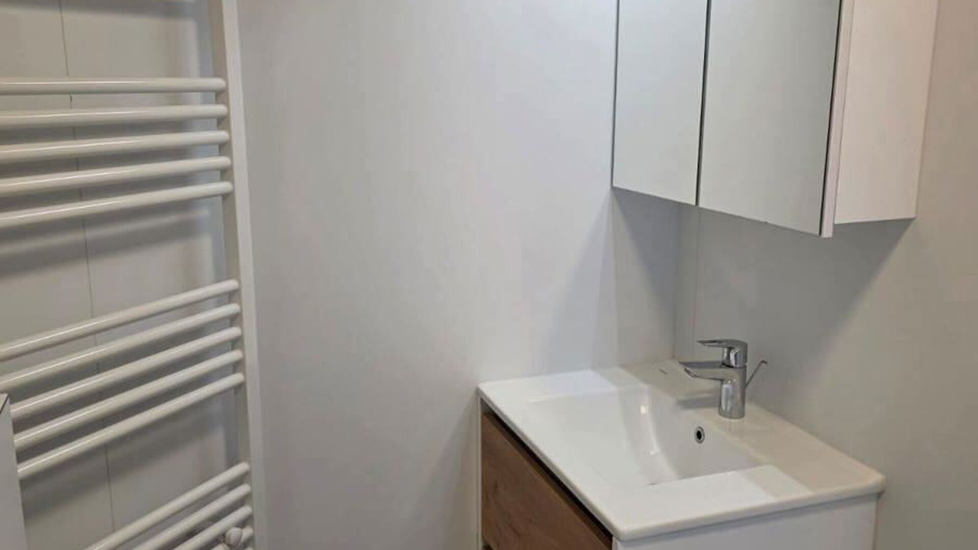 À deux pas de Louvain, ce magnifique studio situé dans la Leeuwerikenstraat, dans un quartier résidentiel calme à proximité de Heverlee, est disponible pour la prochaine année académique.
À distance de marche, vous trouverez un large choix de res