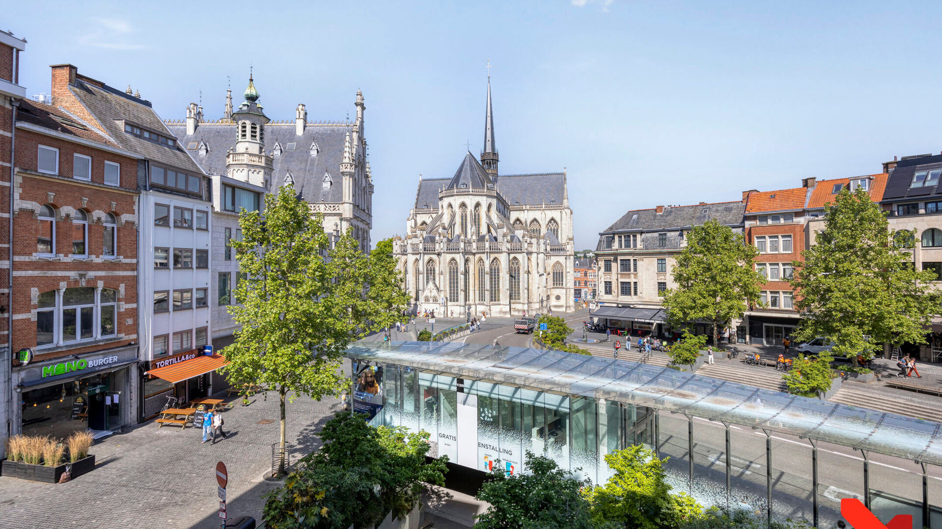 Au c&oelig;ur anim&eacute; de Louvain, avec vue sur la dynamique place Rector De Somer et l&rsquo;embl&eacute;matique &eacute;glise Saint-Pierre, se trouve cet appartement enti&egrave;rement r&eacute;nov&eacute; avec une chambre &agrave; coucher.

Le grand atout de cet appartement est sans aucun doute le 