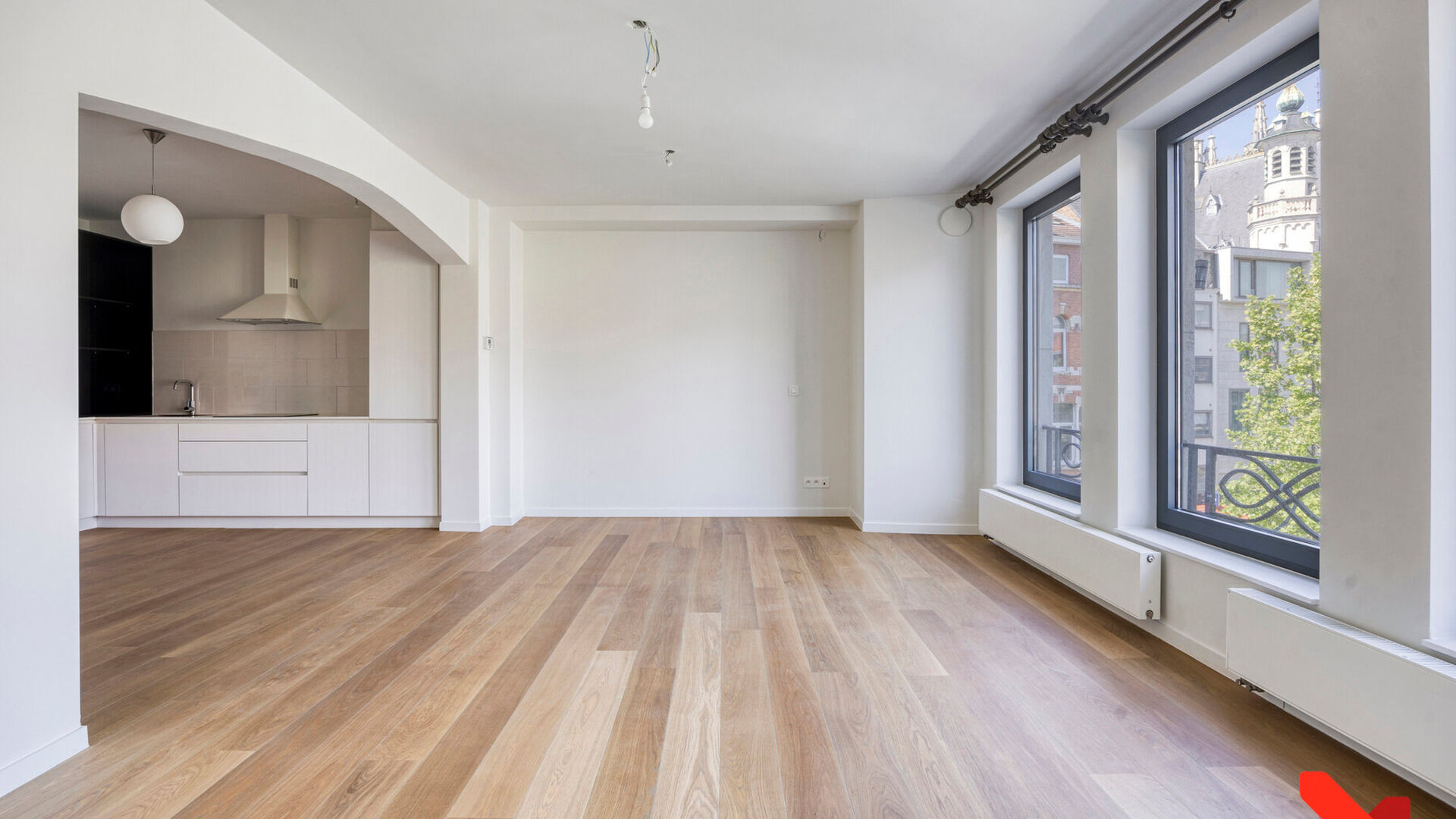 Au c&oelig;ur anim&eacute; de Louvain, avec vue sur la dynamique place Rector De Somer et l&rsquo;embl&eacute;matique &eacute;glise Saint-Pierre, se trouve cet appartement enti&egrave;rement r&eacute;nov&eacute; avec une chambre &agrave; coucher.

Le grand atout de cet appartement est sans aucun doute le 