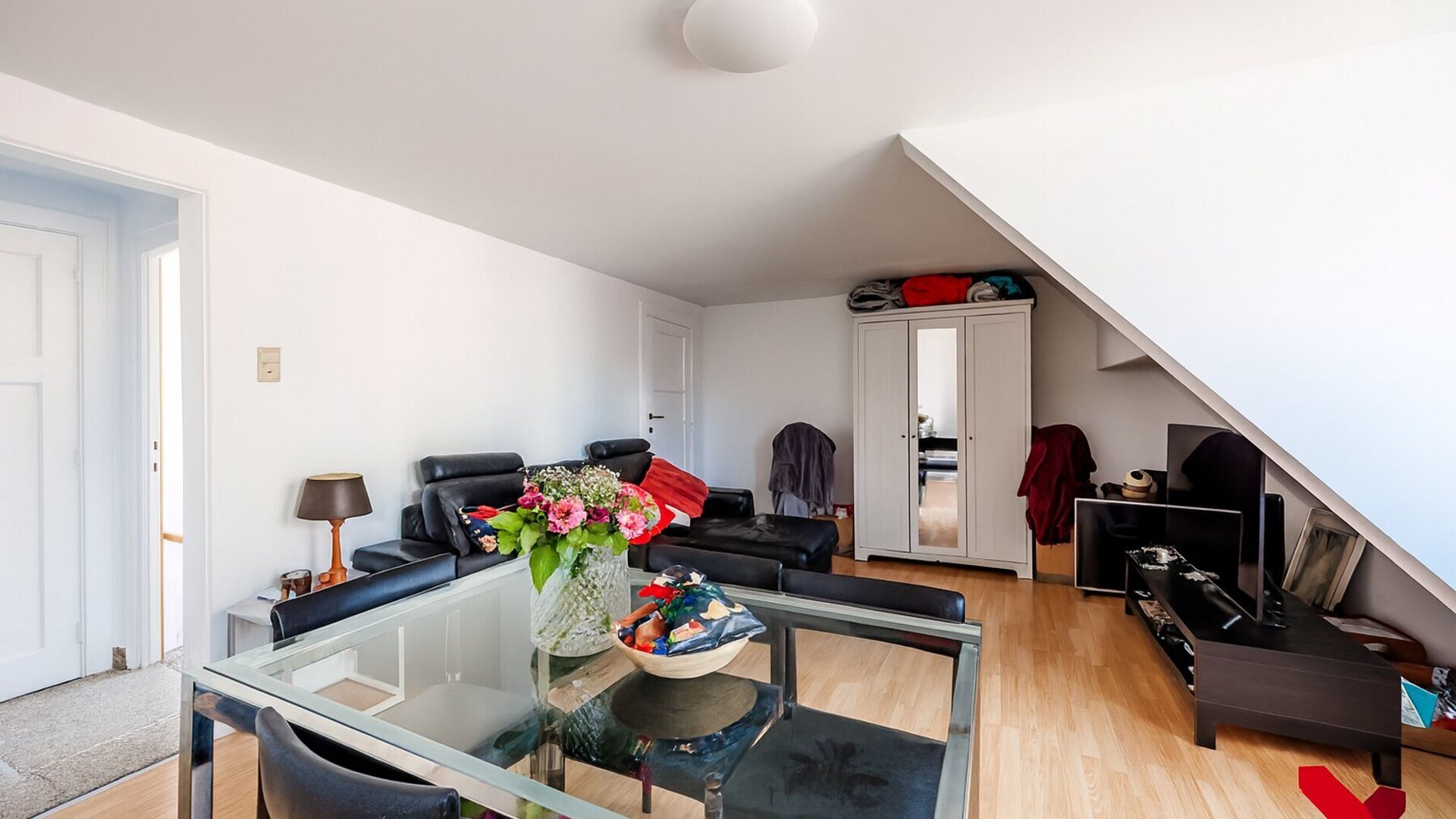 Appartement 1 chambre à rénover avec garage intérieur au cœur de Louvain
Vous êtes à la recherche d’un appartement plein de charme dans le centre animé de Louvain ? Alors ce bien situé dans la Ravenstraat, à l’angle de la Mussenstraat, est p