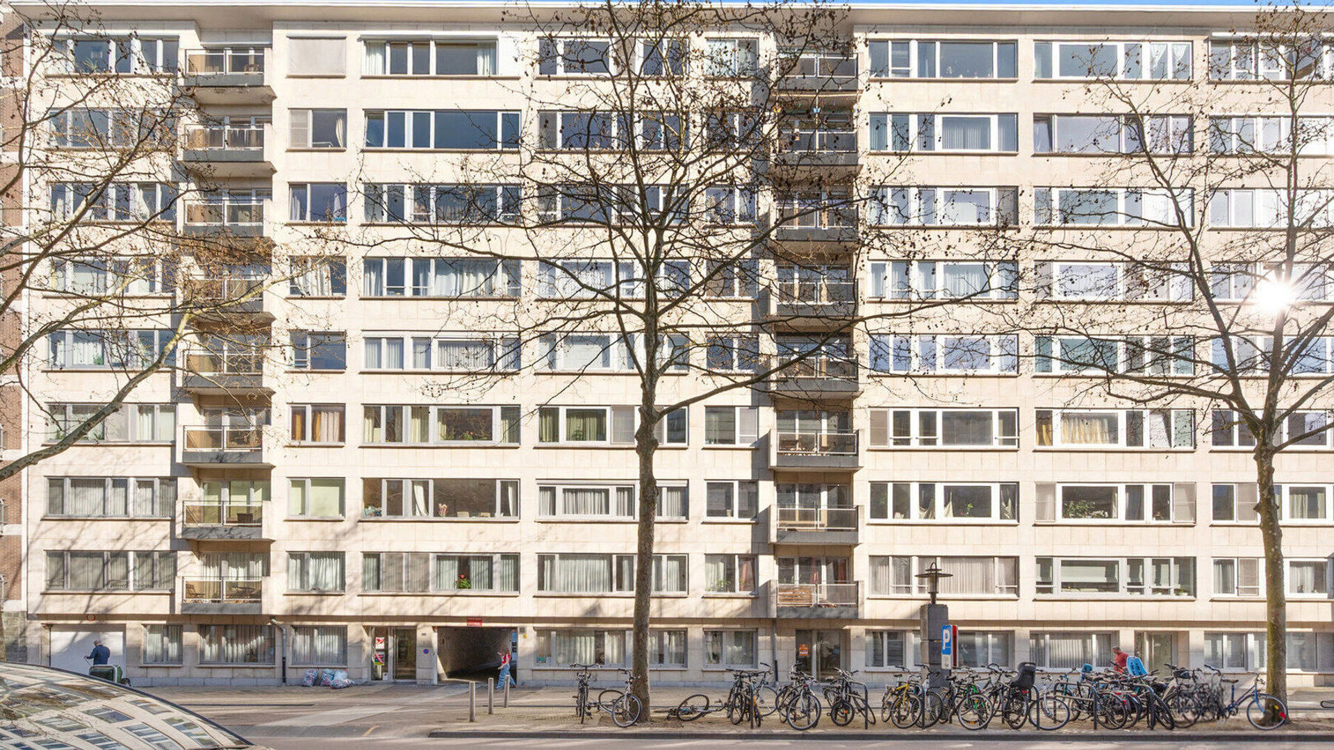 Bienvenue &agrave; Louvain ! Vous recherchez un appartement confortable, lumineux et pr&ecirc;t &agrave; emm&eacute;nager, id&eacute;alement situ&eacute; ? Cet appartement en rez-de-chauss&eacute;e de la R&eacute;sidence Lovania a &eacute;t&eacute; r&eacute;cemment r&eacute;nov&eacute; et repeint, lui conf&eacute;rant un aspect frais et