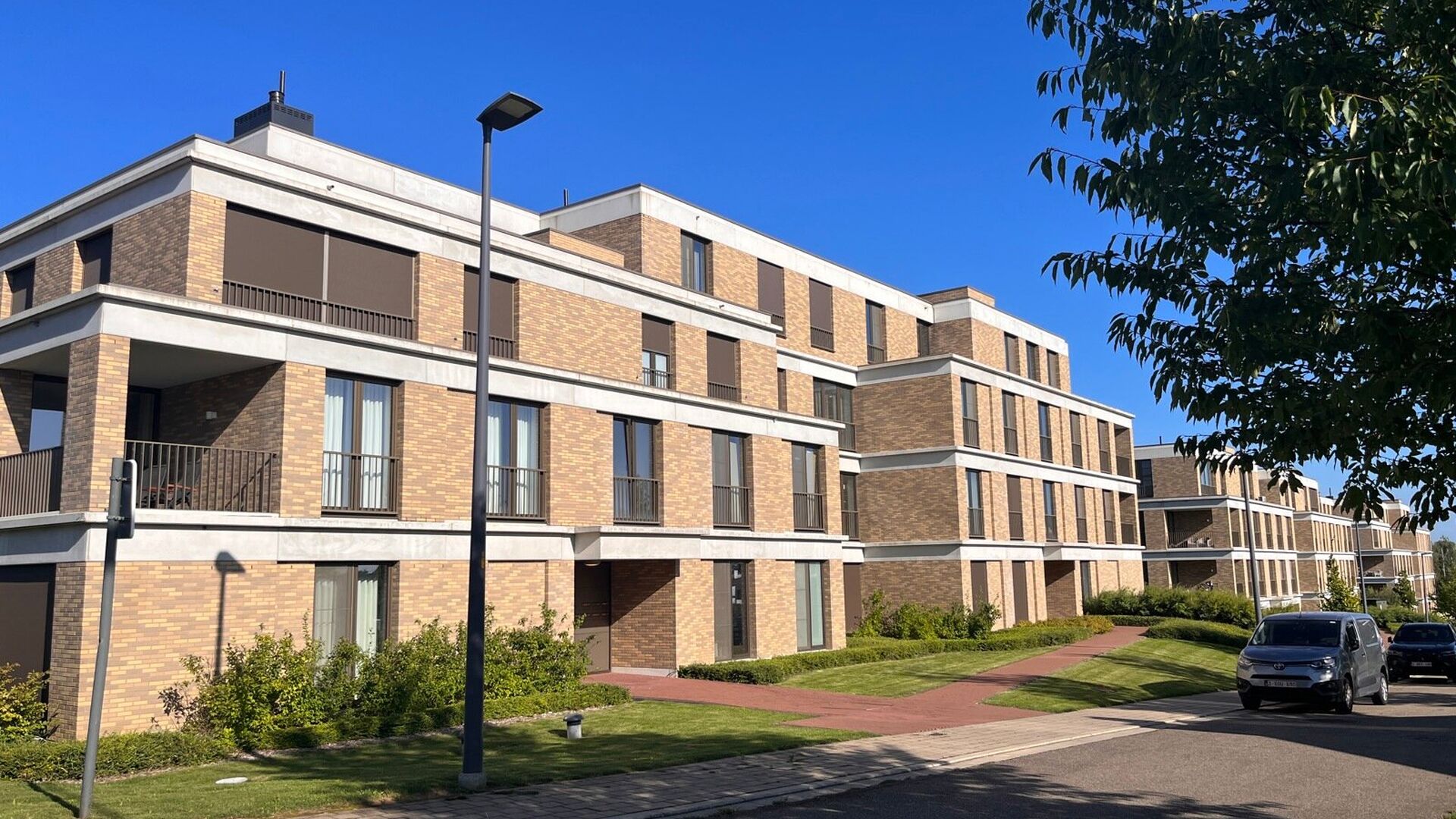 Prachtige nieuwbouw gelijkvloer appartementen te huur in nieuwe Residentie aan de Umafolaan te Herent. Deze nieuwe residenties zijn ideaal gelegen, op wandelafstand van station Herent en op fietsafstand van centrum Leuven en toch heel rustig. Op het gelij
