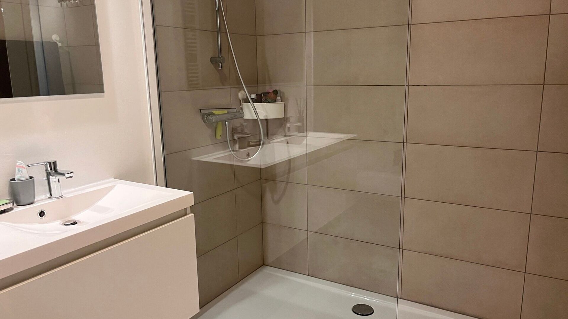 Prachtige nieuwbouw gelijkvloer appartementen te huur in nieuwe Residentie aan de Umafolaan te Herent. Deze nieuwe residenties zijn ideaal gelegen, op wandelafstand van station Herent en op fietsafstand van centrum Leuven en toch heel rustig. Op het gelij
