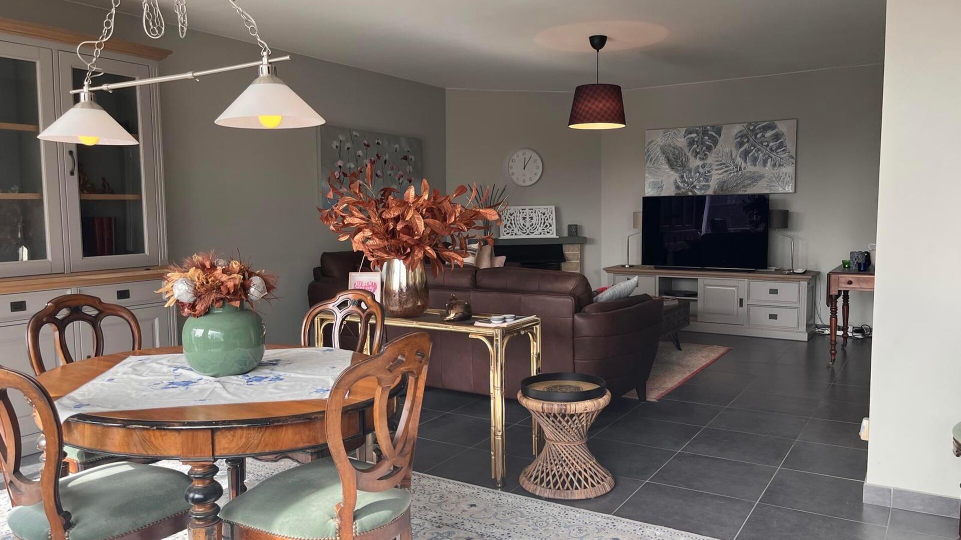 Residentie Woodside is gelegen op de Kardinaal Mercierlaan, volledig omgeven door groen.  Het appartement is gelegen op de vierde verdieping en omvat ruime inkomhal met ingebouwde vestiaire,  volledig geïnstalleerde keuken (vaatwas, frigo met diepvries, 