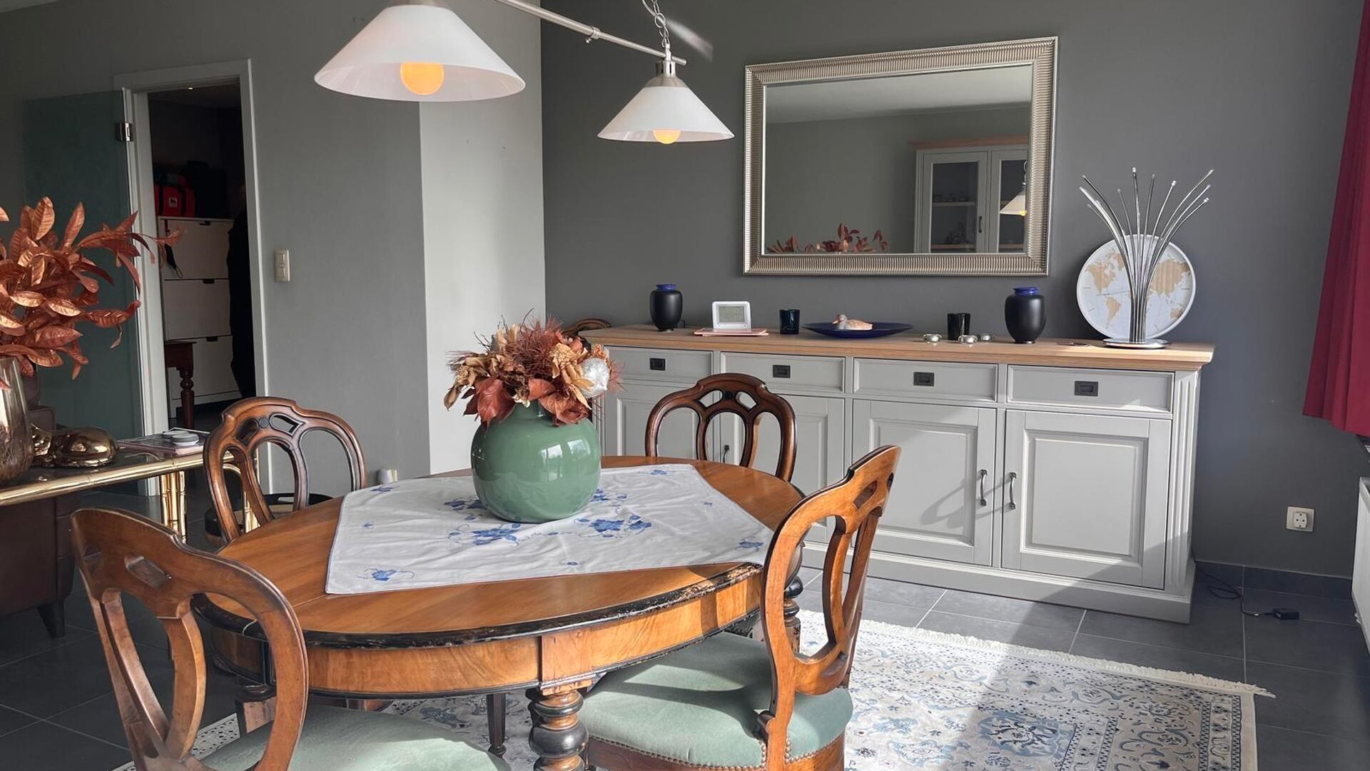 Residentie Woodside is gelegen op de Kardinaal Mercierlaan, volledig omgeven door groen.  Het appartement is gelegen op de vierde verdieping en omvat ruime inkomhal met ingebouwde vestiaire,  volledig geïnstalleerde keuken (vaatwas, frigo met diepvries, 