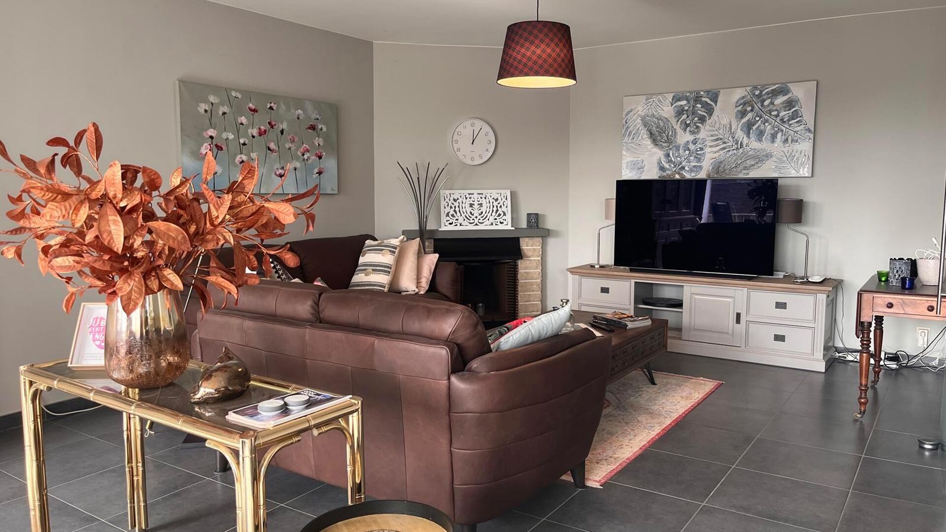 Residentie Woodside is gelegen op de Kardinaal Mercierlaan, volledig omgeven door groen.  Het appartement is gelegen op de vierde verdieping en omvat ruime inkomhal met ingebouwde vestiaire,  volledig geïnstalleerde keuken (vaatwas, frigo met diepvries, 