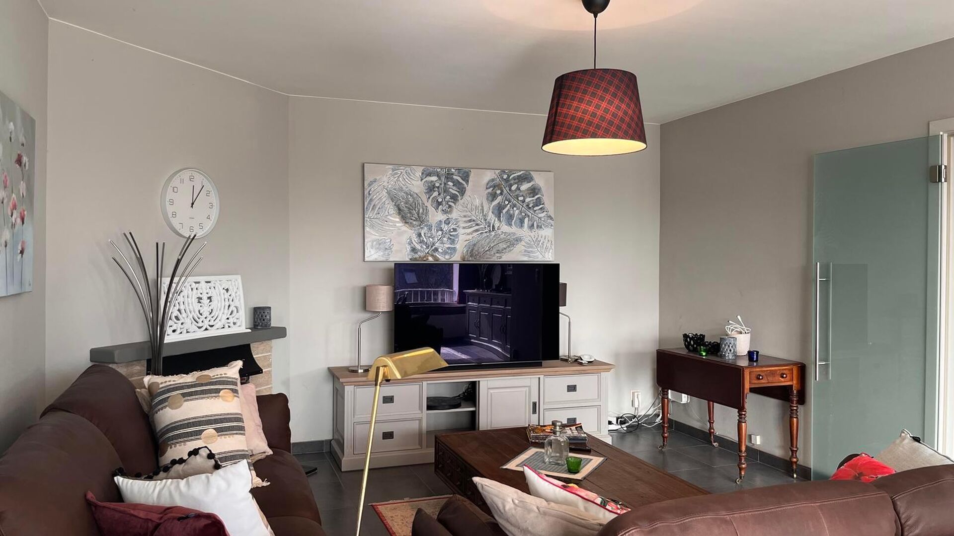 Residentie Woodside is gelegen op de Kardinaal Mercierlaan, volledig omgeven door groen.  Het appartement is gelegen op de vierde verdieping en omvat ruime inkomhal met ingebouwde vestiaire,  volledig geïnstalleerde keuken (vaatwas, frigo met diepvries, 