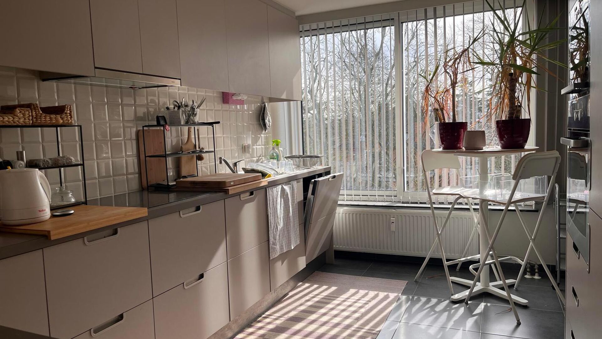 Residentie Woodside is gelegen op de Kardinaal Mercierlaan, volledig omgeven door groen.  Het appartement is gelegen op de vierde verdieping en omvat ruime inkomhal met ingebouwde vestiaire,  volledig geïnstalleerde keuken (vaatwas, frigo met diepvries, 