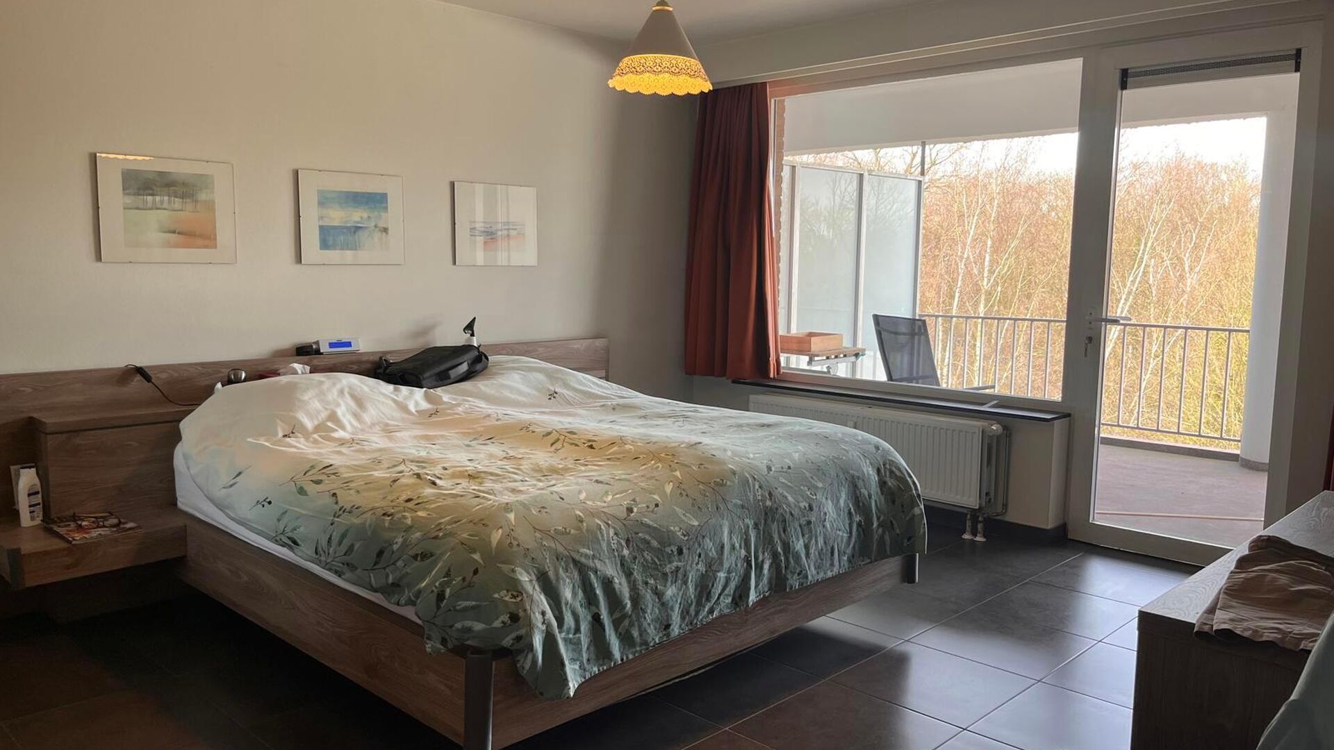 Residentie Woodside is gelegen op de Kardinaal Mercierlaan, volledig omgeven door groen.  Het appartement is gelegen op de vierde verdieping en omvat ruime inkomhal met ingebouwde vestiaire,  volledig geïnstalleerde keuken (vaatwas, frigo met diepvries, 