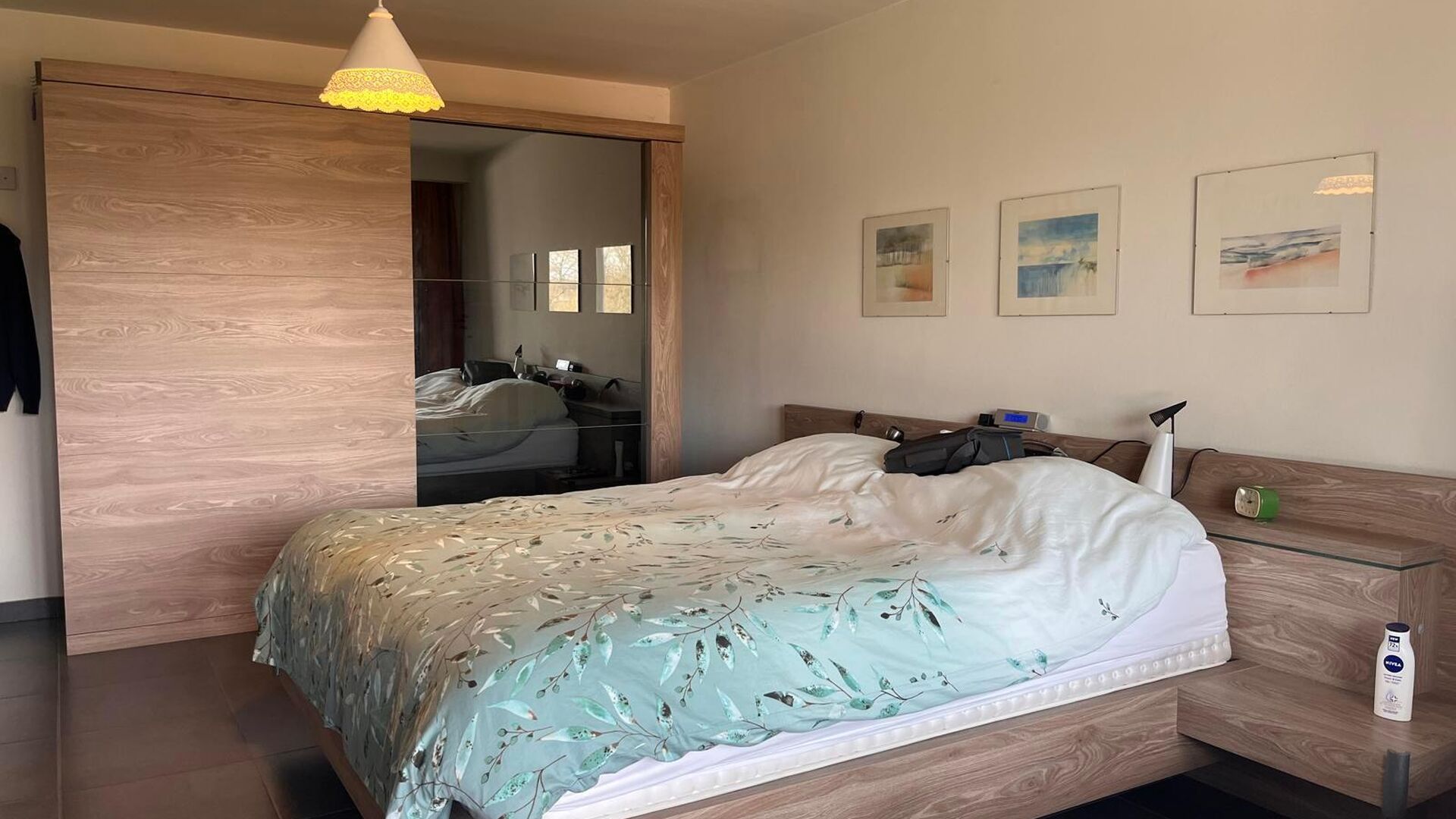 Residentie Woodside is gelegen op de Kardinaal Mercierlaan, volledig omgeven door groen.  Het appartement is gelegen op de vierde verdieping en omvat ruime inkomhal met ingebouwde vestiaire,  volledig geïnstalleerde keuken (vaatwas, frigo met diepvries, 