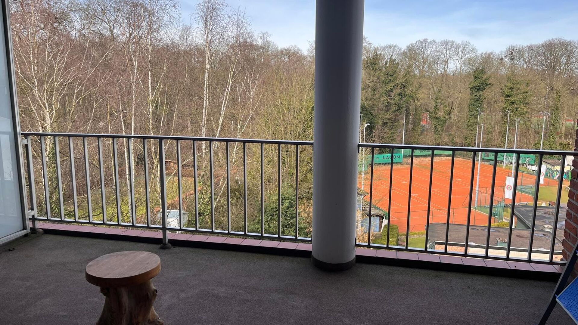 Residentie Woodside is gelegen op de Kardinaal Mercierlaan, volledig omgeven door groen.  Het appartement is gelegen op de vierde verdieping en omvat ruime inkomhal met ingebouwde vestiaire,  volledig geïnstalleerde keuken (vaatwas, frigo met diepvries, 