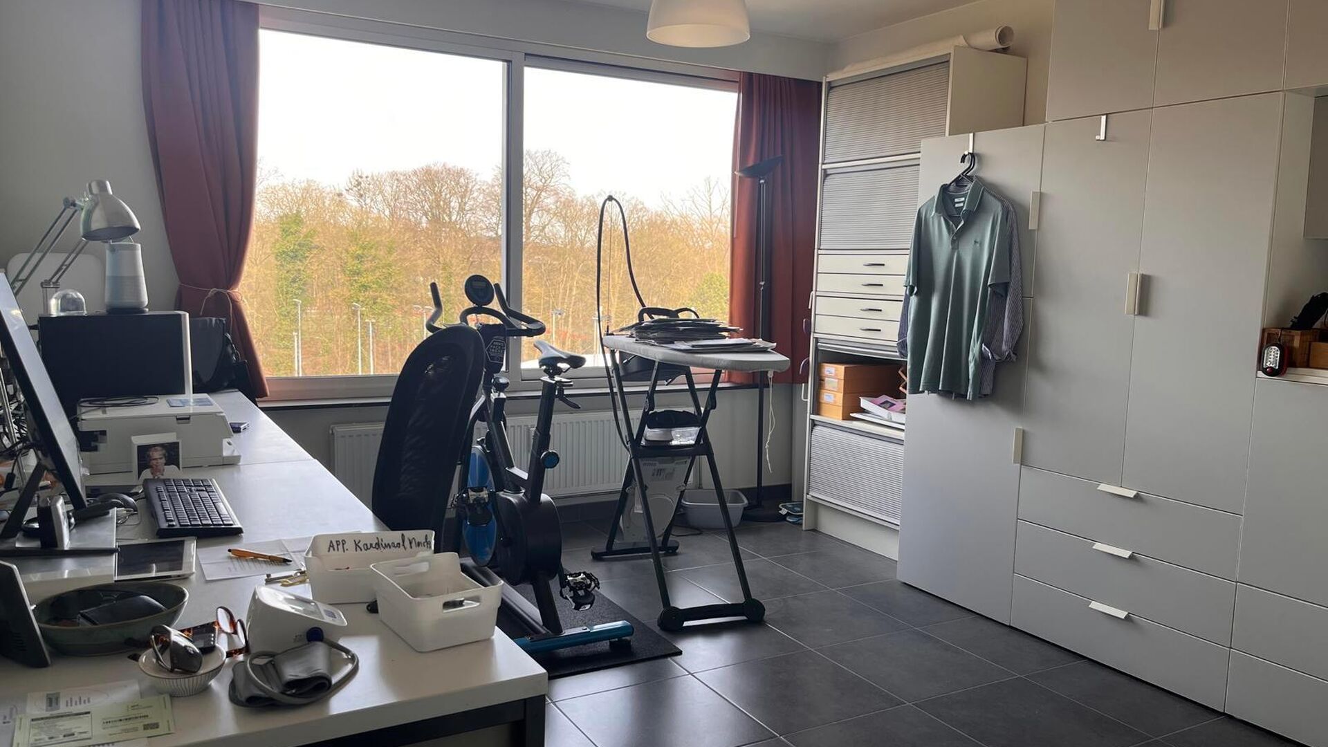 Residentie Woodside is gelegen op de Kardinaal Mercierlaan, volledig omgeven door groen.  Het appartement is gelegen op de vierde verdieping en omvat ruime inkomhal met ingebouwde vestiaire,  volledig geïnstalleerde keuken (vaatwas, frigo met diepvries, 