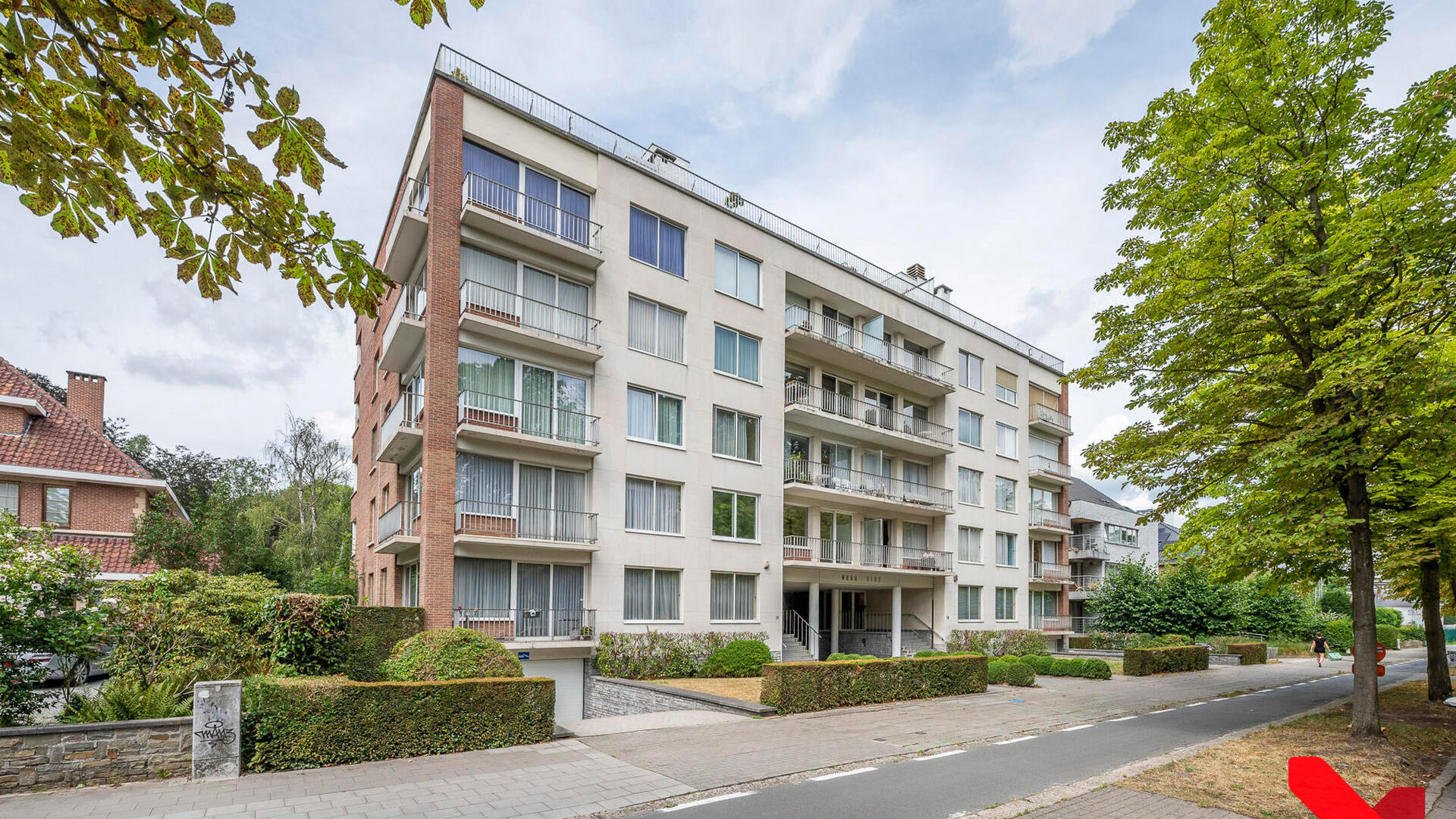 Residentie Woodside is gelegen op de Kardinaal Mercierlaan, volledig omgeven door groen. Het appartement is gelegen op de vierde verdieping en omvat ruime inkomhal met ingebouwde vestiaire, volledig geïnstalleerde keuken (vaatwas, frigo met diepvries,