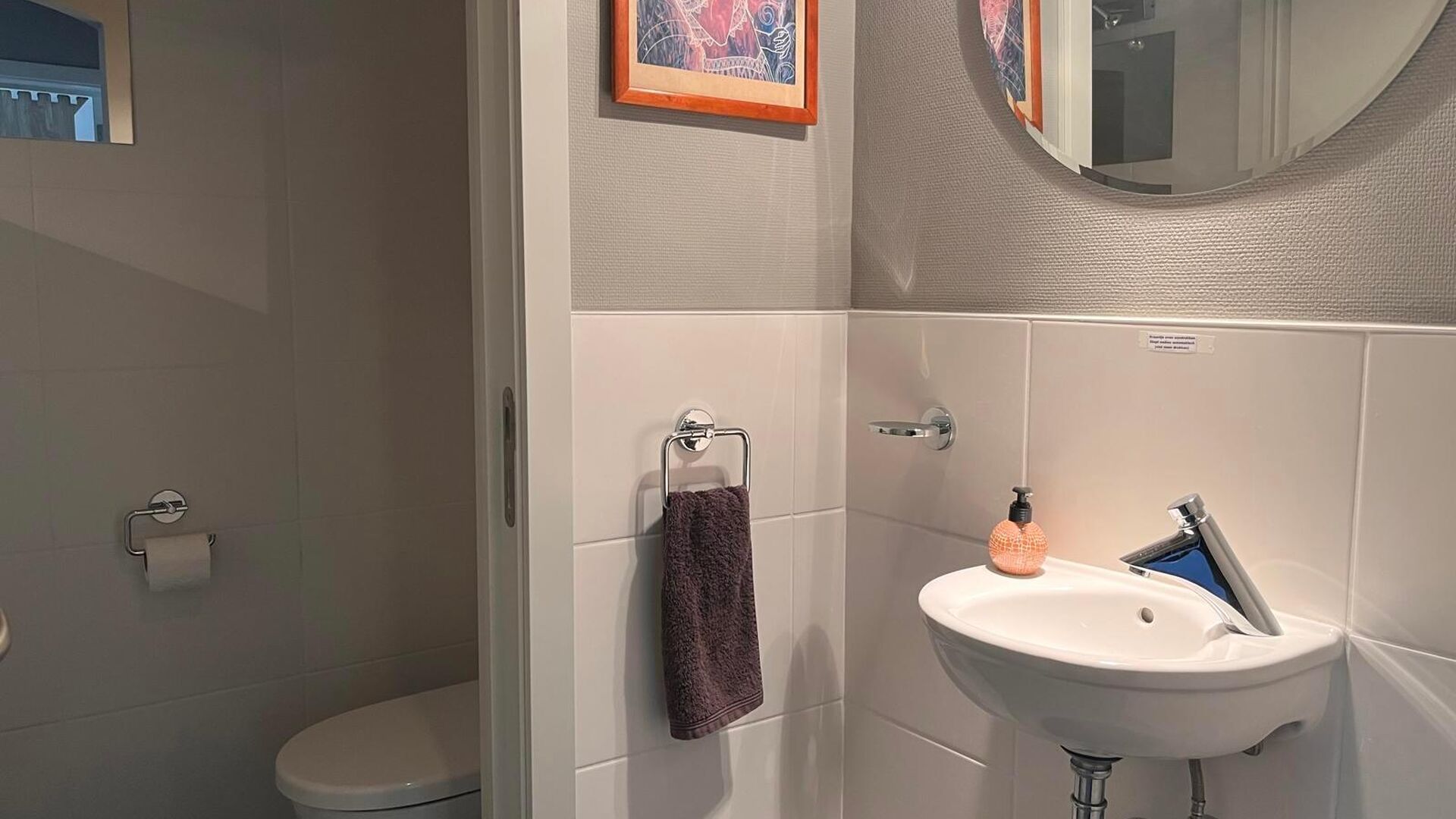 Residentie Woodside is gelegen op de Kardinaal Mercierlaan, volledig omgeven door groen. Het appartement is gelegen op de vierde verdieping en omvat ruime inkomhal met ingebouwde vestiaire, volledig geïnstalleerde keuken (vaatwas, frigo met diepvries,