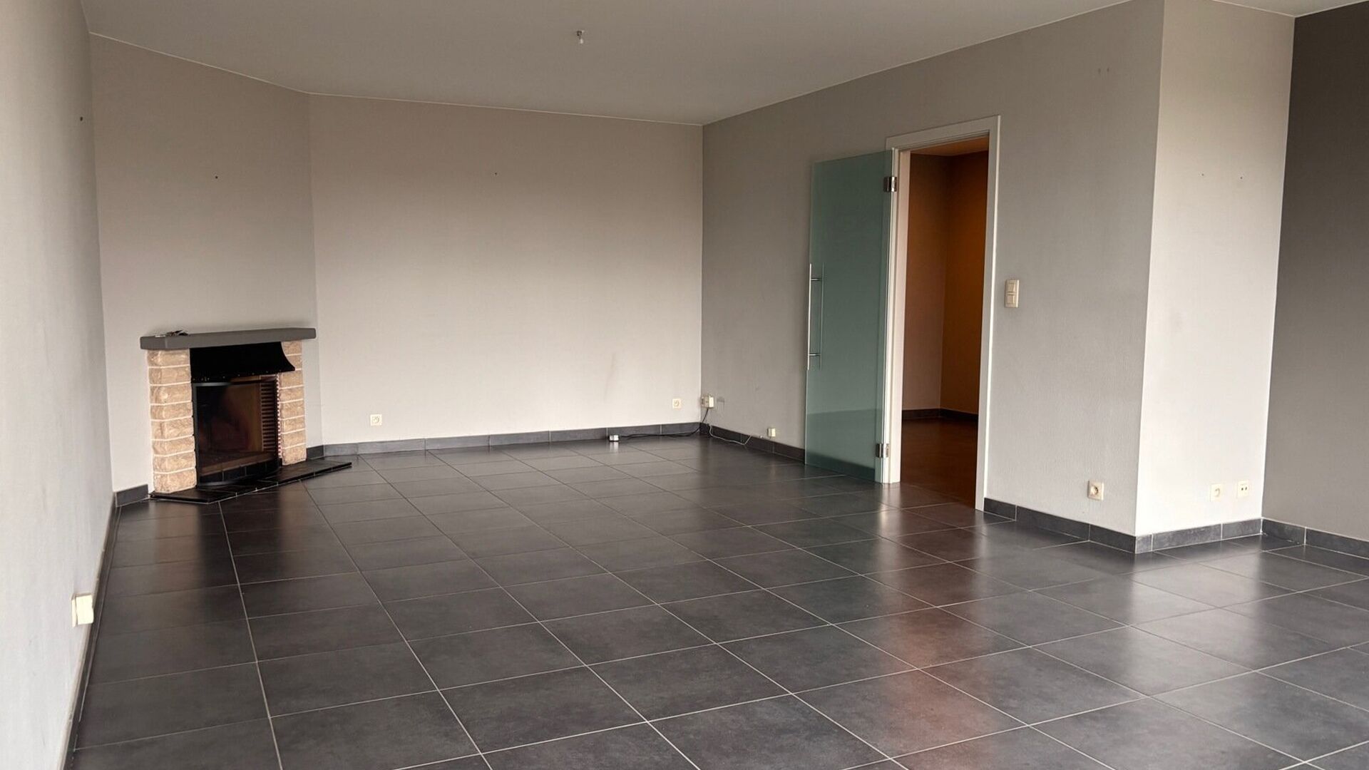 Residentie Woodside is gelegen op de Kardinaal Mercierlaan, volledig omgeven door groen. Het appartement is gelegen op de vierde verdieping en omvat ruime inkomhal met ingebouwde vestiaire, volledig geïnstalleerde keuken (vaatwas, frigo met diepvries,