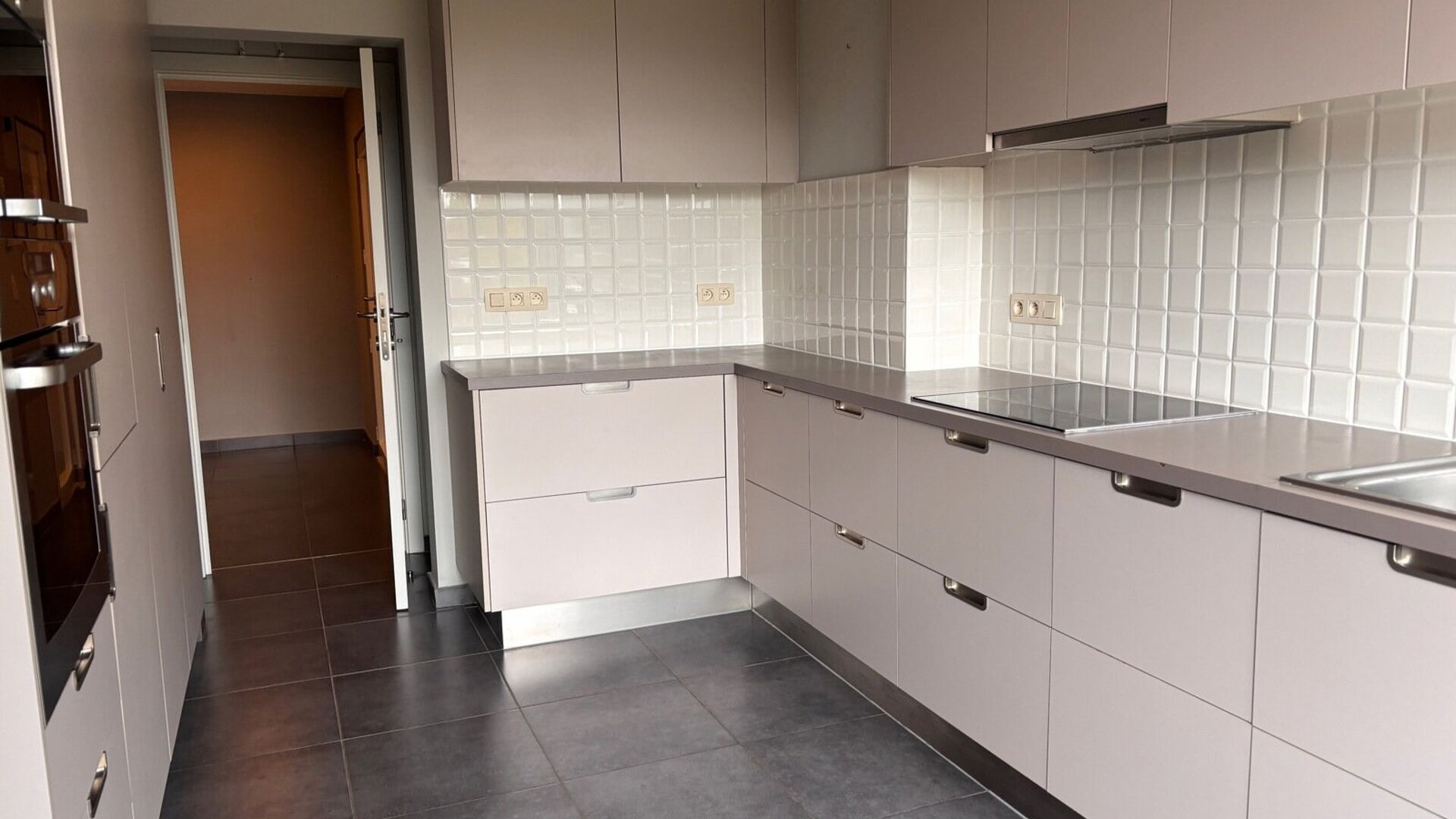 Residentie Woodside is gelegen op de Kardinaal Mercierlaan, volledig omgeven door groen. Het appartement is gelegen op de vierde verdieping en omvat ruime inkomhal met ingebouwde vestiaire, volledig geïnstalleerde keuken (vaatwas, frigo met diepvries,