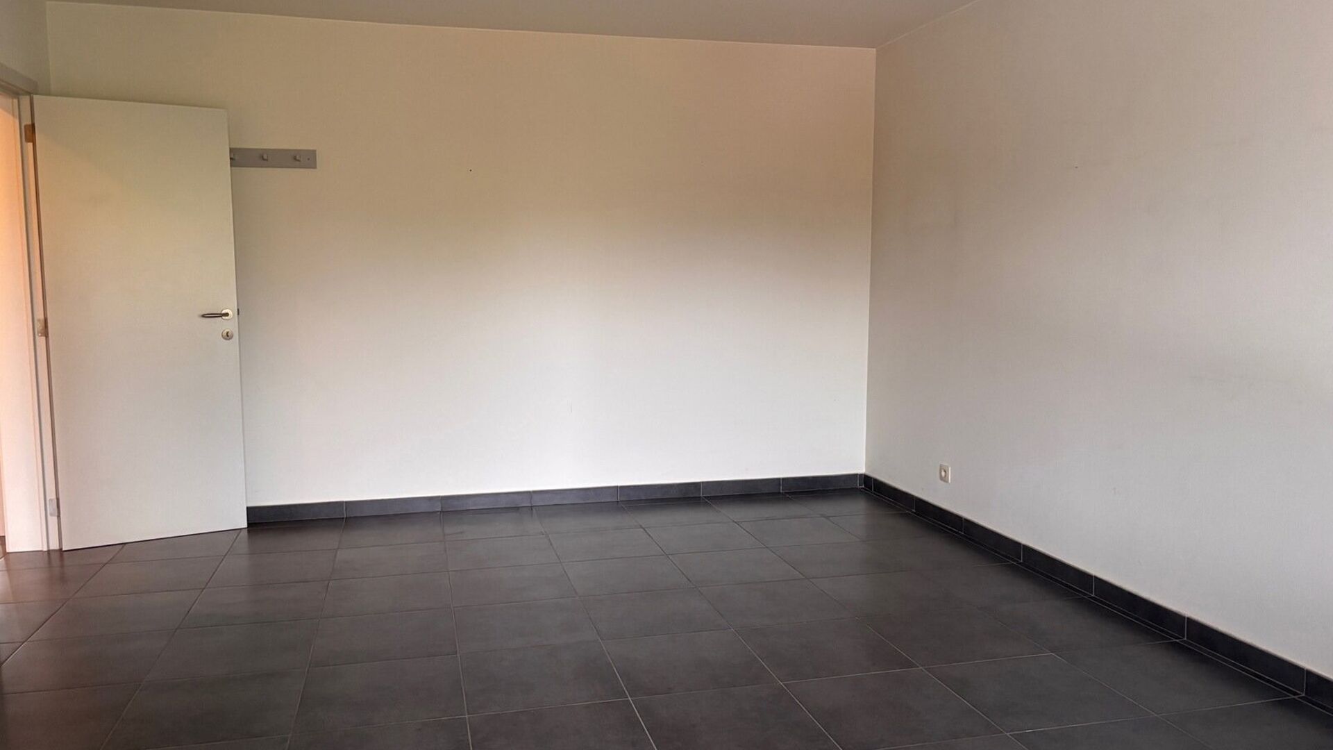 Residentie Woodside is gelegen op de Kardinaal Mercierlaan, volledig omgeven door groen. Het appartement is gelegen op de vierde verdieping en omvat ruime inkomhal met ingebouwde vestiaire, volledig geïnstalleerde keuken (vaatwas, frigo met diepvries,