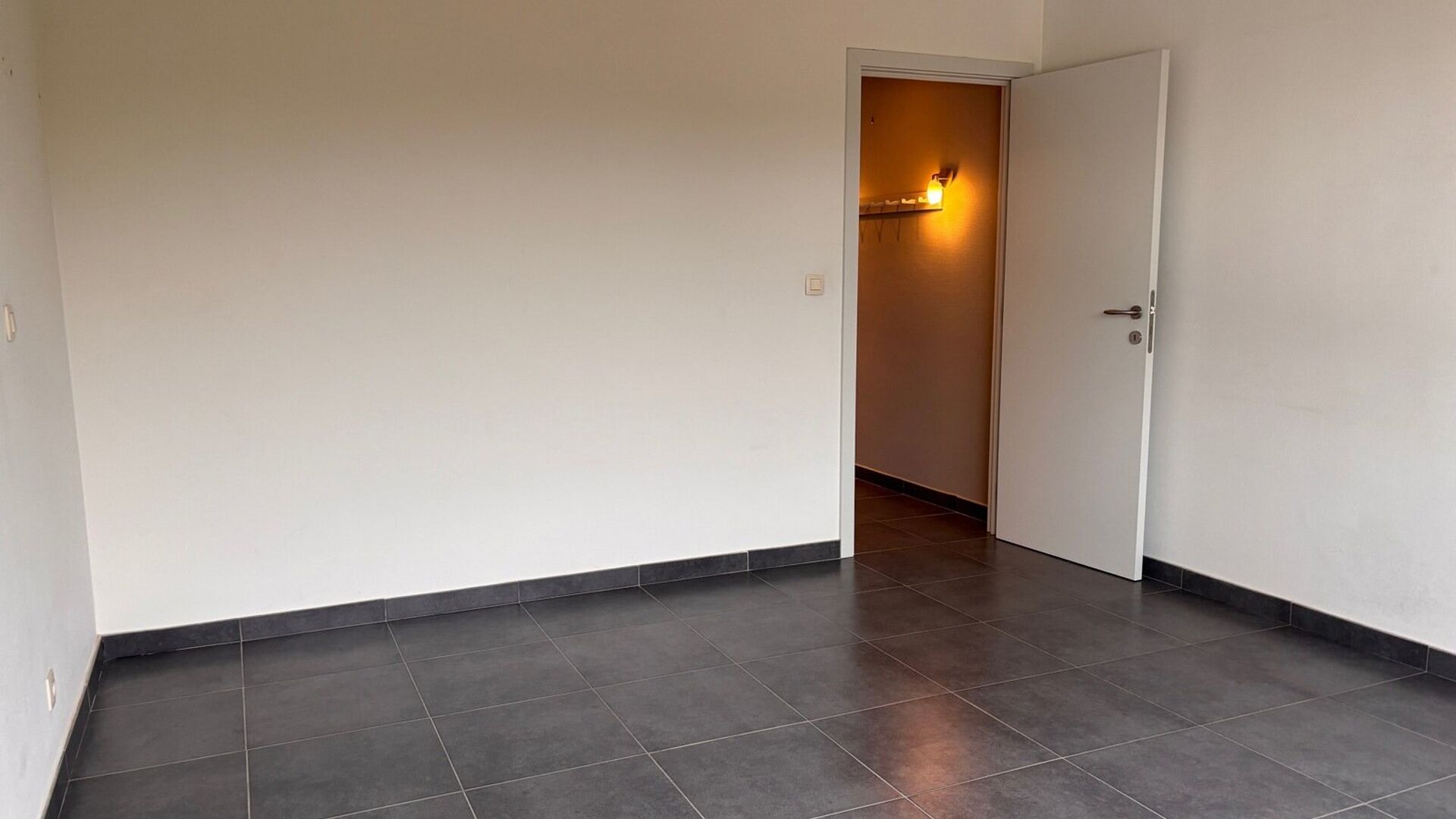 Residentie Woodside is gelegen op de Kardinaal Mercierlaan, volledig omgeven door groen. Het appartement is gelegen op de vierde verdieping en omvat ruime inkomhal met ingebouwde vestiaire, volledig geïnstalleerde keuken (vaatwas, frigo met diepvries,