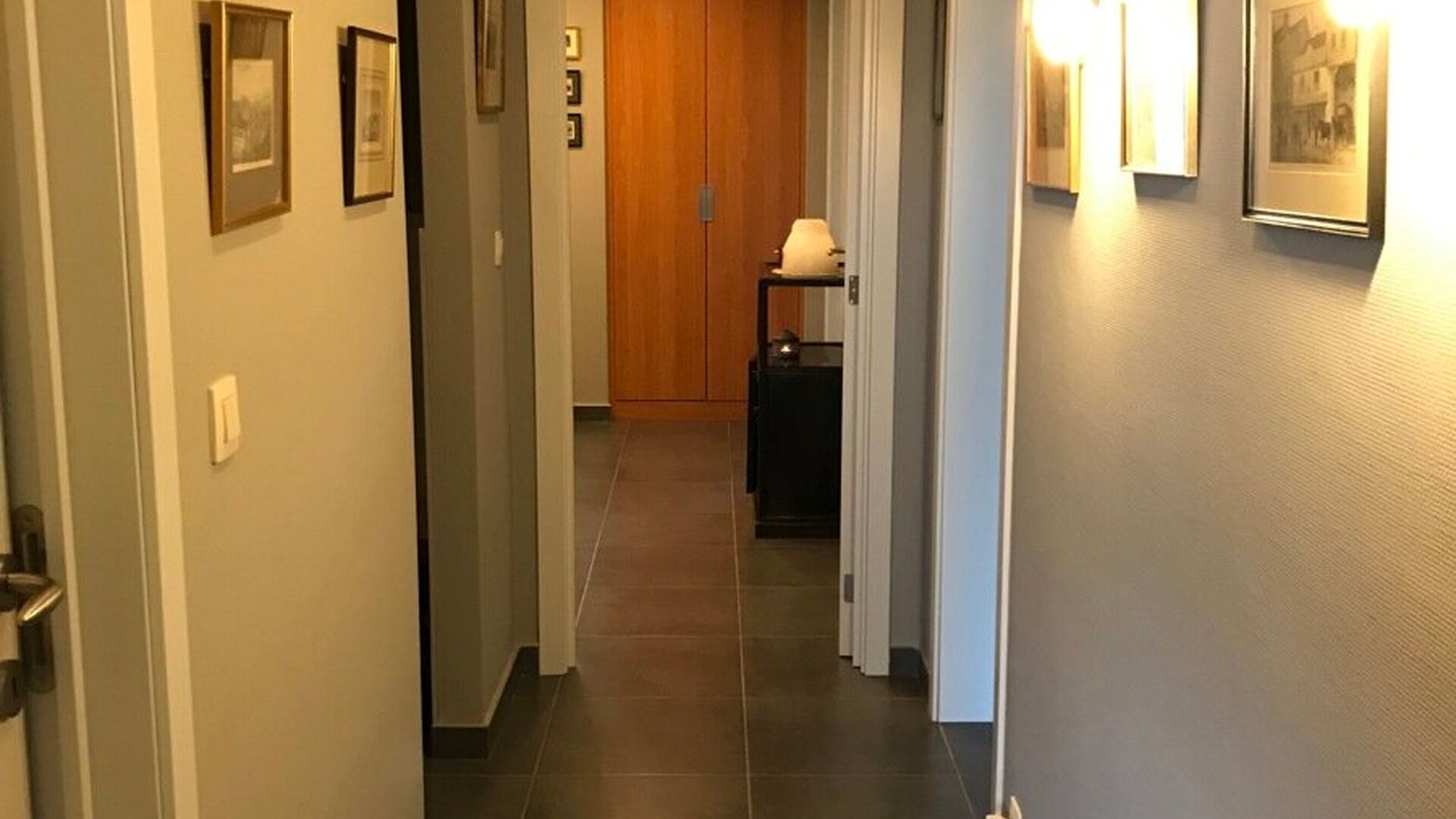 Residentie Woodside is gelegen op de Kardinaal Mercierlaan, volledig omgeven door groen. Het appartement is gelegen op de vierde verdieping en omvat ruime inkomhal met ingebouwde vestiaire, volledig geïnstalleerde keuken (vaatwas, frigo met diepvries,