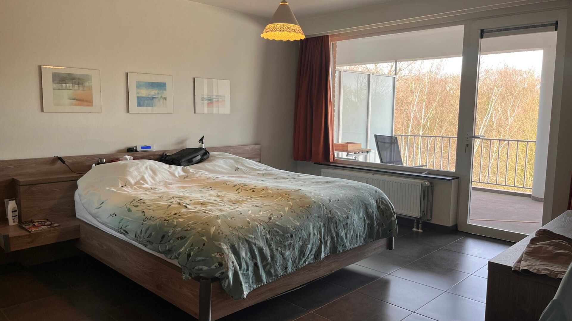 Residentie Woodside is gelegen op de Kardinaal Mercierlaan, volledig omgeven door groen. Het appartement is gelegen op de vierde verdieping en omvat ruime inkomhal met ingebouwde vestiaire, volledig geïnstalleerde keuken (vaatwas, frigo met diepvries,