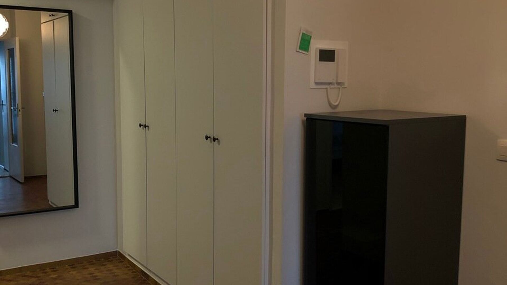 Dit zeer ruim en gemeubeld appartement bevindt zich op de achtste verdieping en geniet van veel natuurlijk licht en een prachtig uitzicht. Het appartement is ideaal gelegen in Heverlee, op wandelafstand van de markt en op fietsafstand van Leuven, waardoor