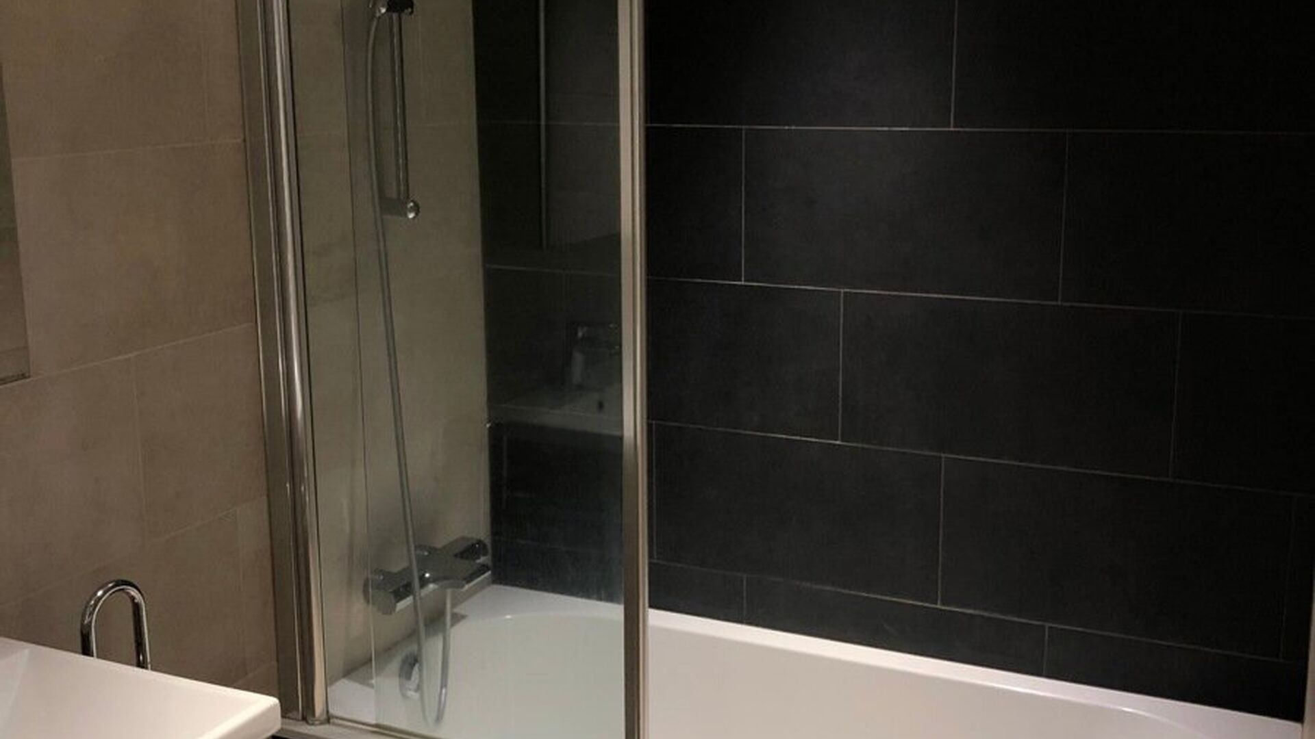 Dit zeer ruim en gemeubeld appartement bevindt zich op de achtste verdieping en geniet van veel natuurlijk licht en een prachtig uitzicht. Het appartement is ideaal gelegen in Heverlee, op wandelafstand van de markt en op fietsafstand van Leuven, waardoor