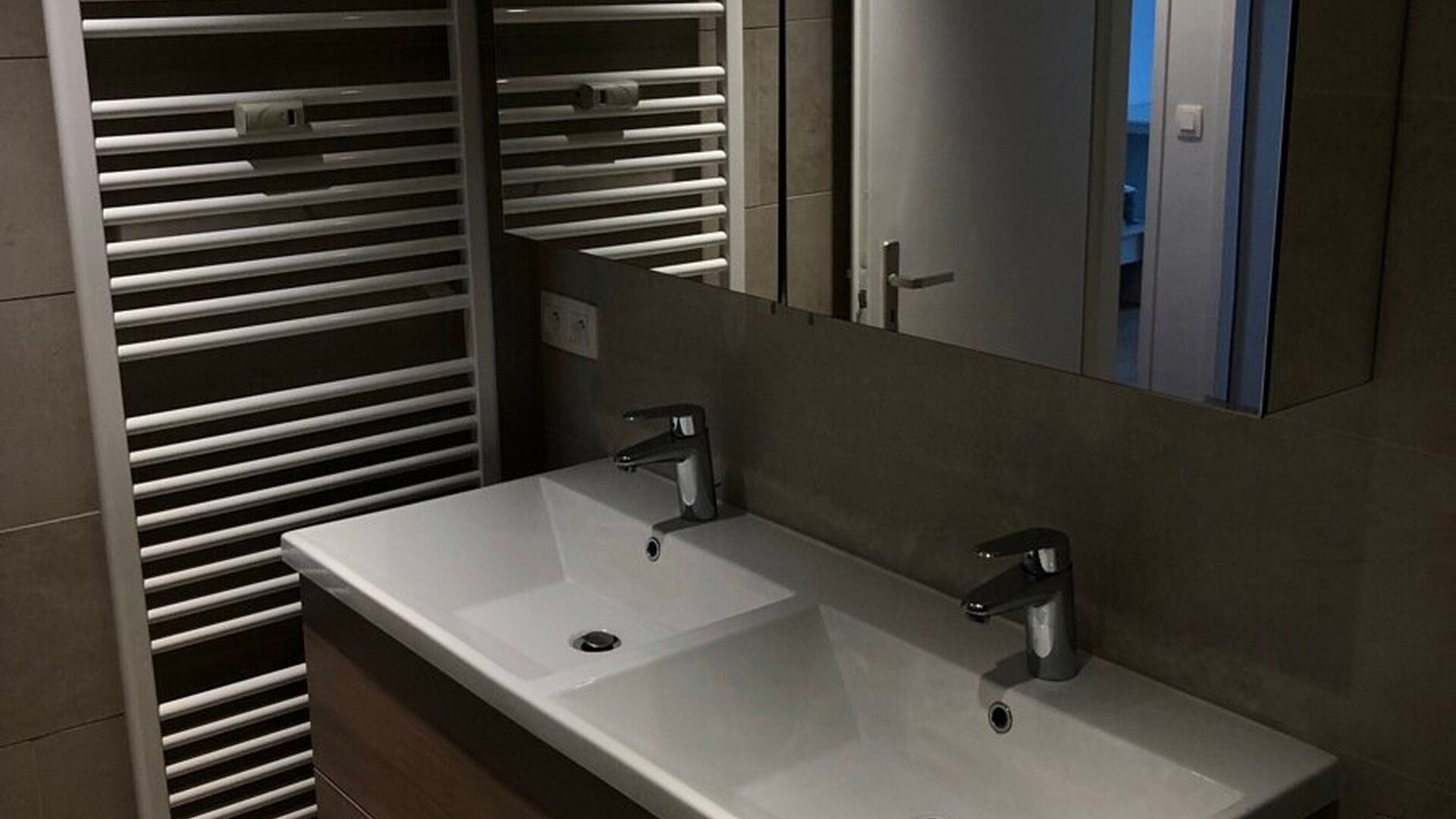 Dit zeer ruim en gemeubeld appartement bevindt zich op de achtste verdieping en geniet van veel natuurlijk licht en een prachtig uitzicht. Het appartement is ideaal gelegen in Heverlee, op wandelafstand van de markt en op fietsafstand van Leuven, waardoor