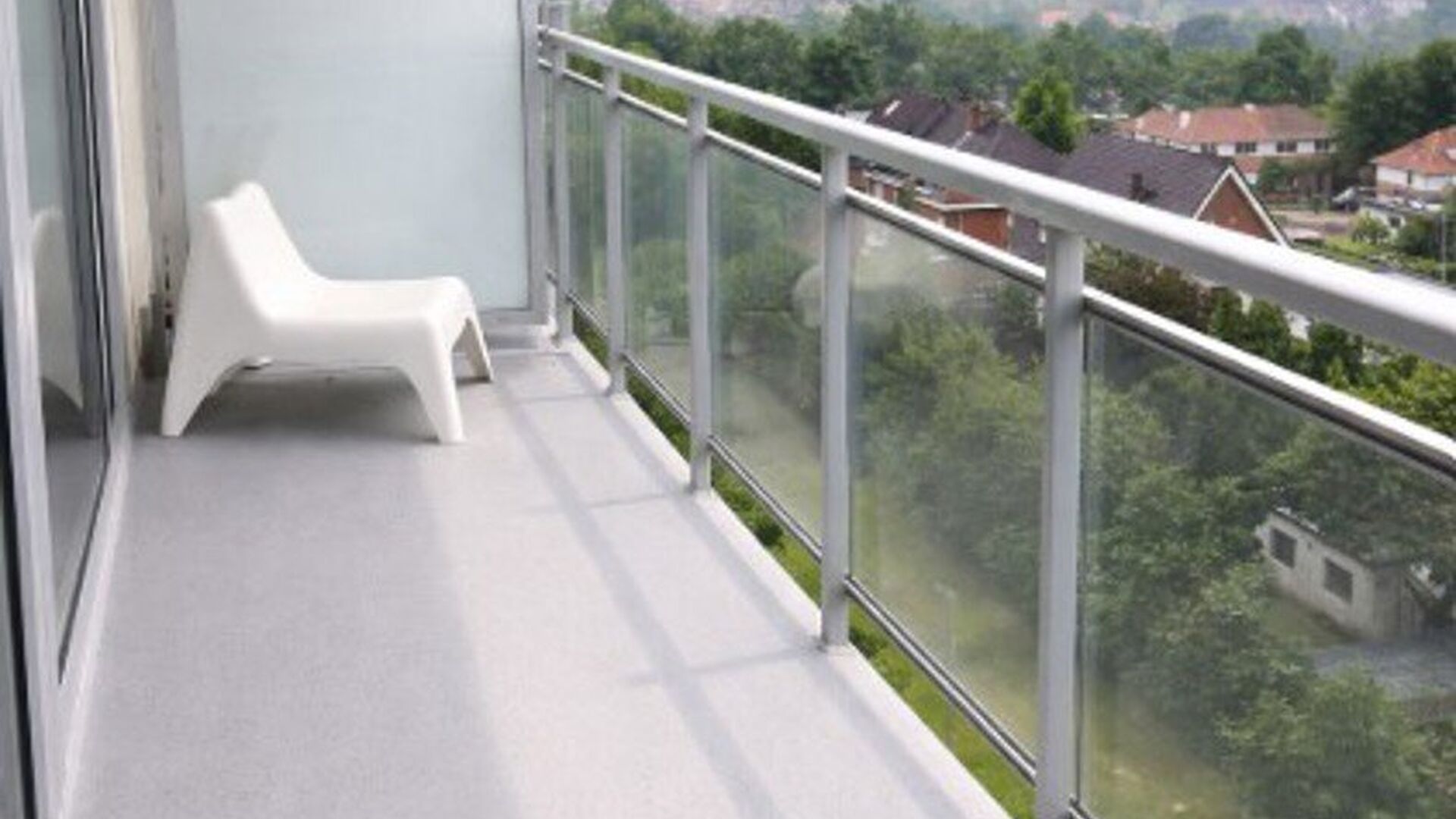 Dit zeer ruim en gemeubeld appartement bevindt zich op de achtste verdieping en geniet van veel natuurlijk licht en een prachtig uitzicht. Het appartement is ideaal gelegen in Heverlee, op wandelafstand van de markt en op fietsafstand van Leuven, waardoor