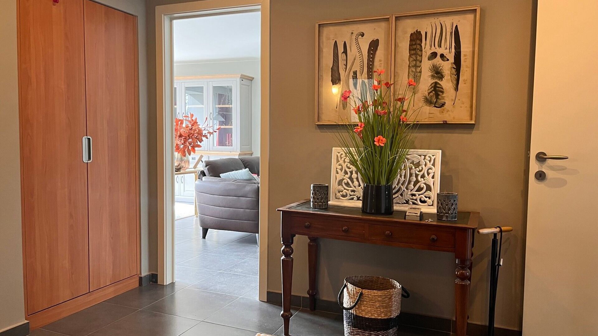 Residentie Woodside is gelegen op de Kardinaal Mercierlaan, volledig omgeven door groen. Het appartement is gelegen op de vierde verdieping en omvat ruime inkomhal met ingebouwde vestiaire, volledig geïnstalleerde keuken (vaatwas, frigo met diepvries,