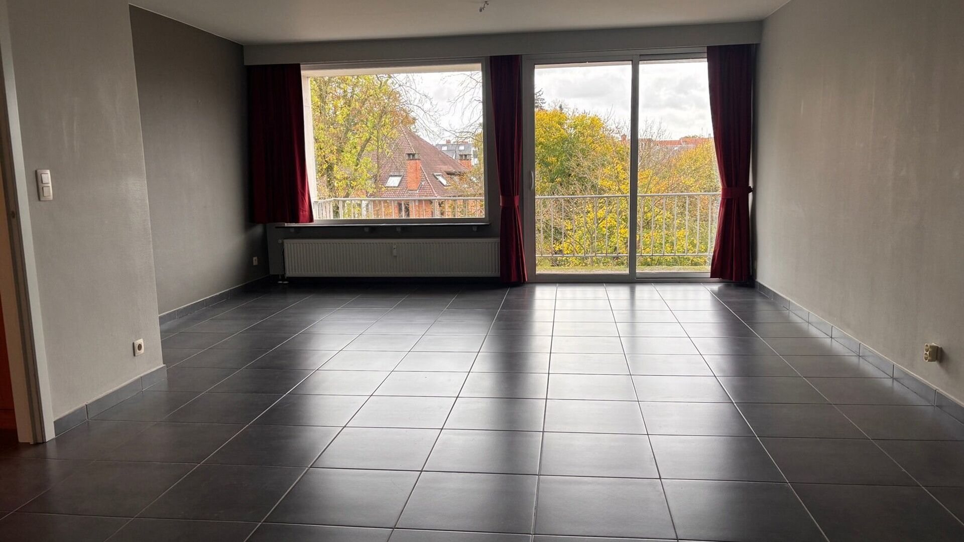 Residentie Woodside is gelegen op de Kardinaal Mercierlaan, volledig omgeven door groen. Het appartement is gelegen op de vierde verdieping en omvat ruime inkomhal met ingebouwde vestiaire, volledig geïnstalleerde keuken (vaatwas, frigo met diepvries,