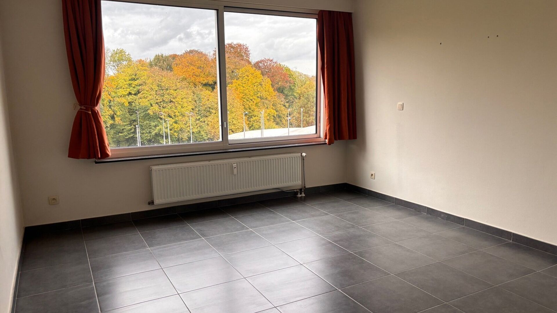 Residentie Woodside is gelegen op de Kardinaal Mercierlaan, volledig omgeven door groen. Het appartement is gelegen op de vierde verdieping en omvat ruime inkomhal met ingebouwde vestiaire, volledig geïnstalleerde keuken (vaatwas, frigo met diepvries,