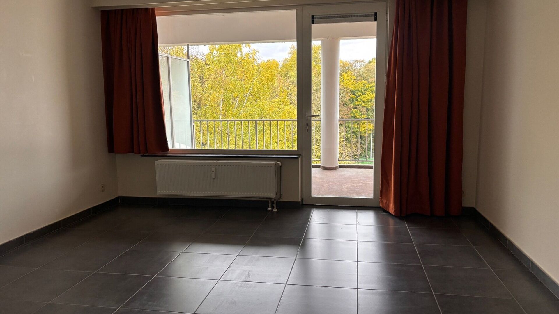 Residentie Woodside is gelegen op de Kardinaal Mercierlaan, volledig omgeven door groen. Het appartement is gelegen op de vierde verdieping en omvat ruime inkomhal met ingebouwde vestiaire, volledig geïnstalleerde keuken (vaatwas, frigo met diepvries,